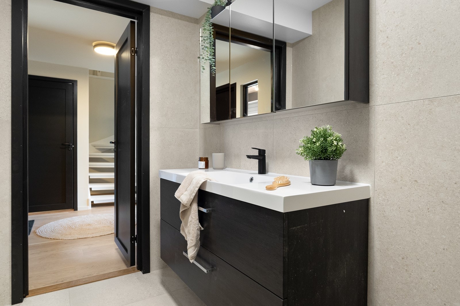 Flotte kvaliteter med større baderomsinnredning i svart utførelse og heldekkende vask. Galleribilde