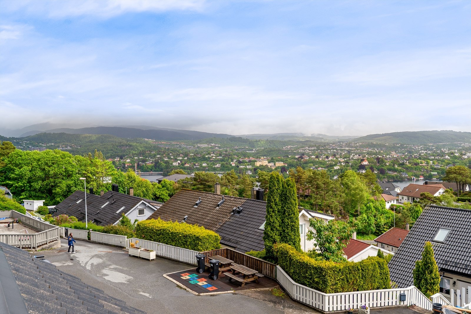 Det er gode solforhold fra både terrassen og hagen ved inngangspartiet med sol til ca. kl. 21:00 midtsommers. Galleribilde