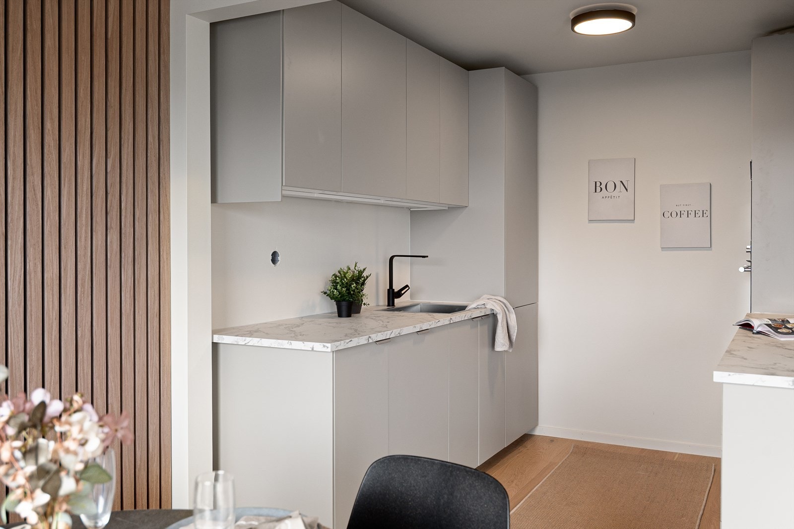 Kjøkkenet er lekkert utformet med kjøkkeninnredning i lys grå utførelse med slette fronter. Galleribilde