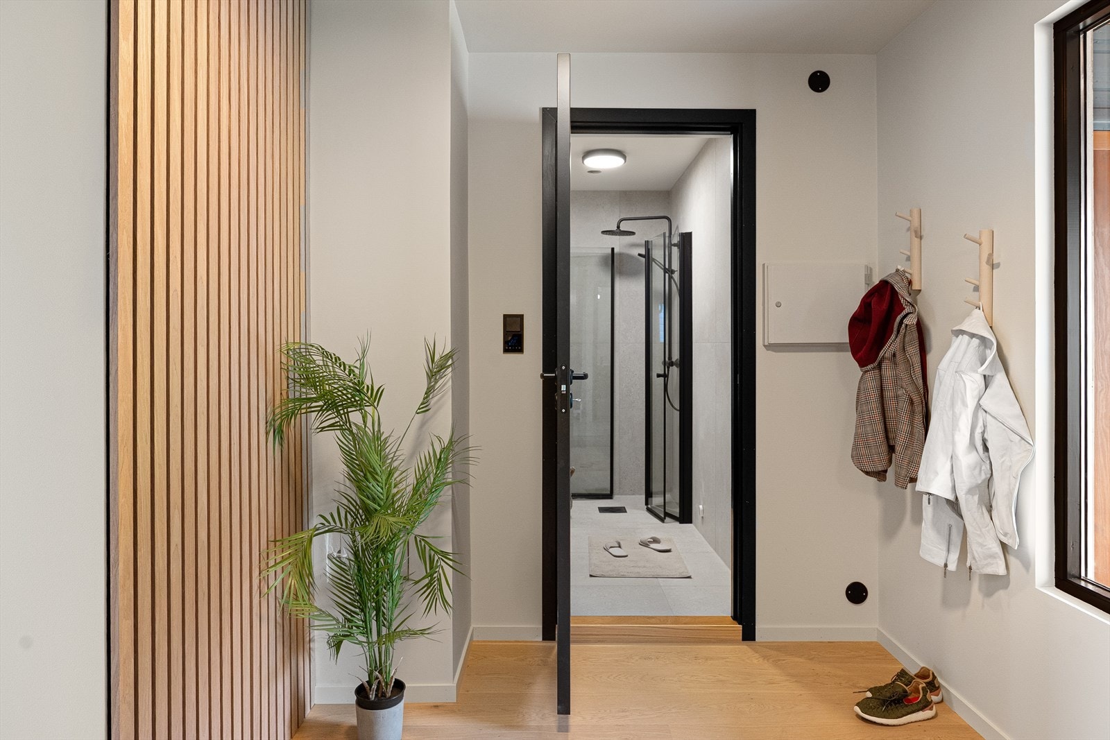 Baderommet i 1.etasje er delikat helfliset med varme i gulvet. Galleribilde