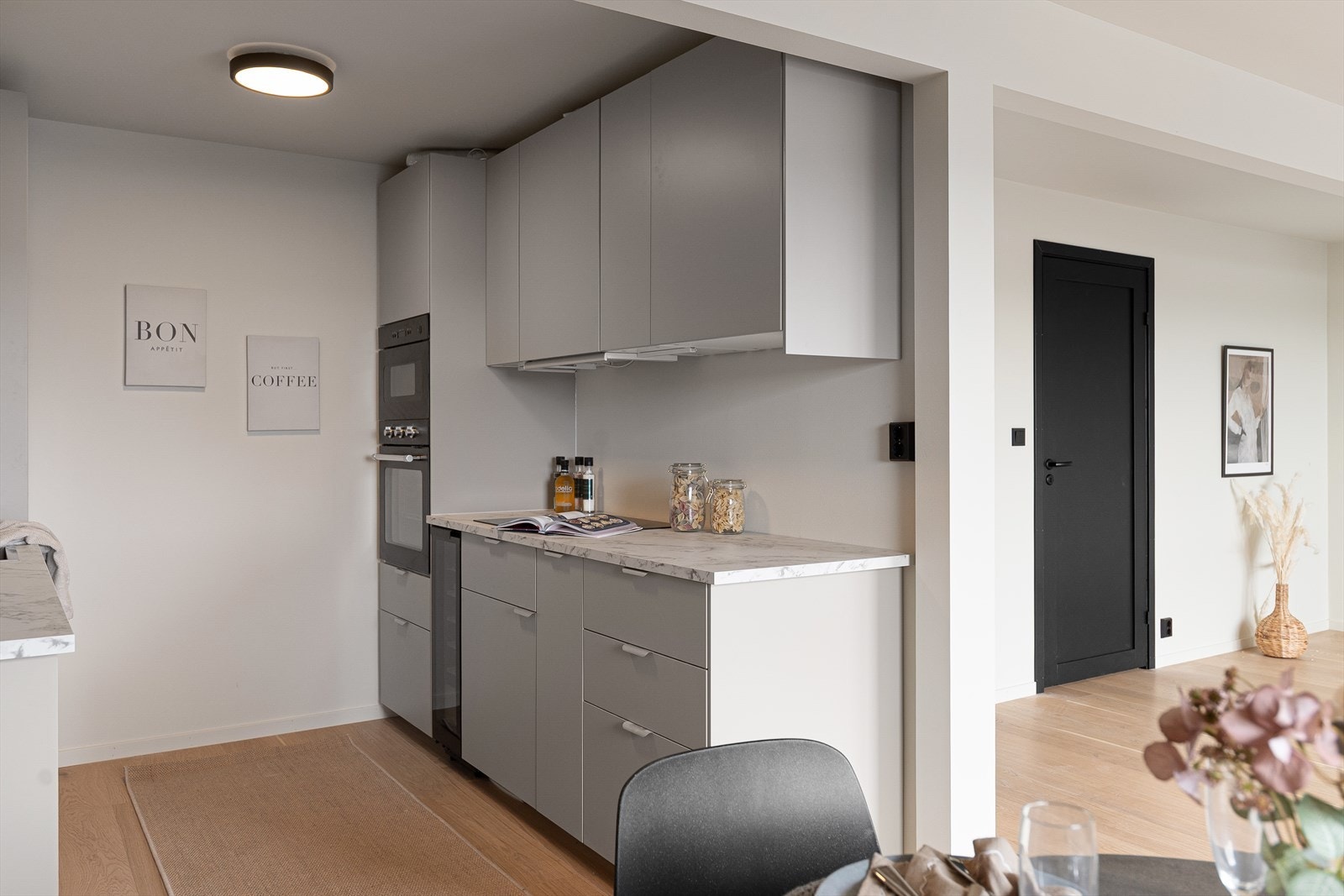 Det er integrerte hvitevarer som stekeovn, mikrobølgeovn, keramisk induksjonstopplate, vinskap, oppvaskmaskin, kjøle- og fryseskap. Galleribilde