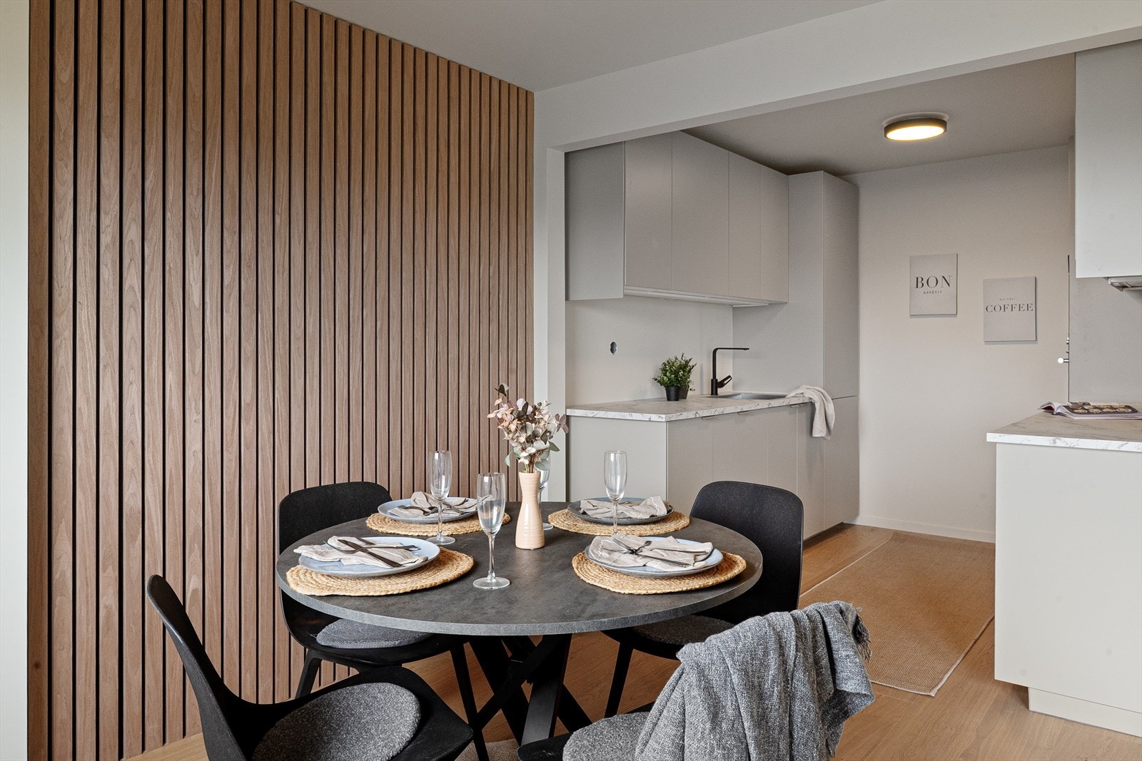 Det er god plass til spisestue for hyggelige sammenkomster med familie og venner. Galleribilde