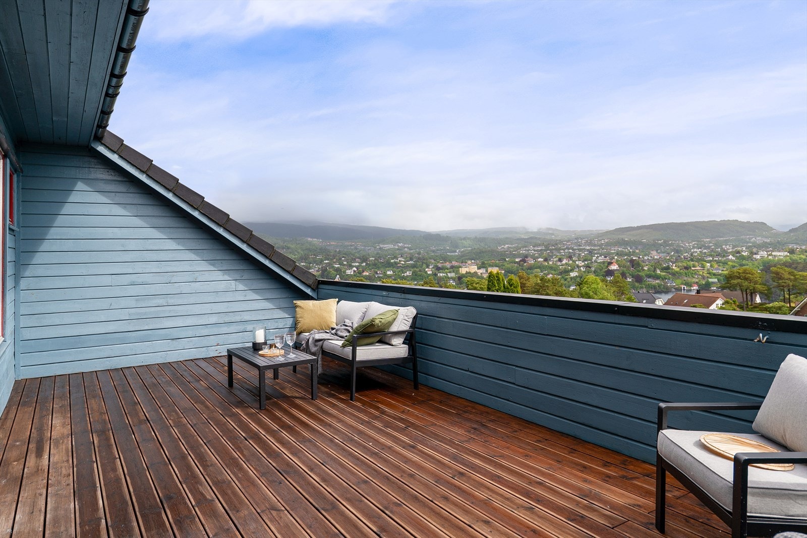 Fra stuen er det utgang til herlig 24m2 terrasse med god plass til flere hagegrupper og gassgrill. Galleribilde