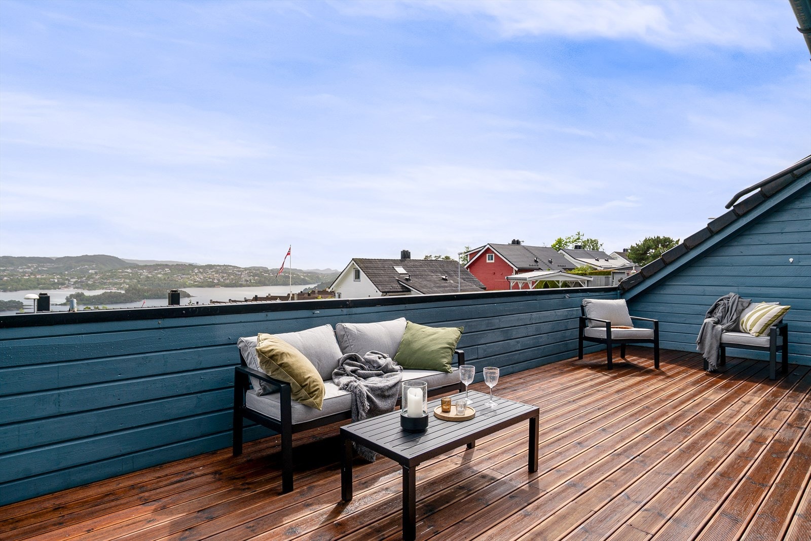 Velkommen til en delikat, nyoppusset familiebolig i meget barnevennlige omgivelser. Garasje med muligheter for elbil lader. Galleribilde