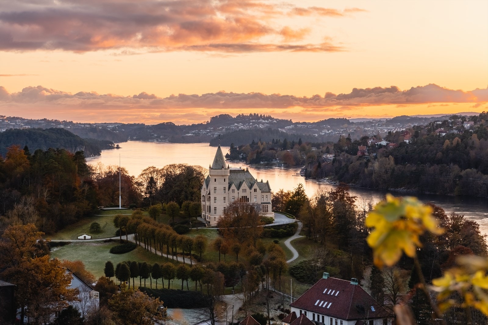 Gamlehaugen ligger bare ca. 10 minutter med sykkel og er meget populært på sommerstid for bading, soling og aktiviteter. Galleribilde