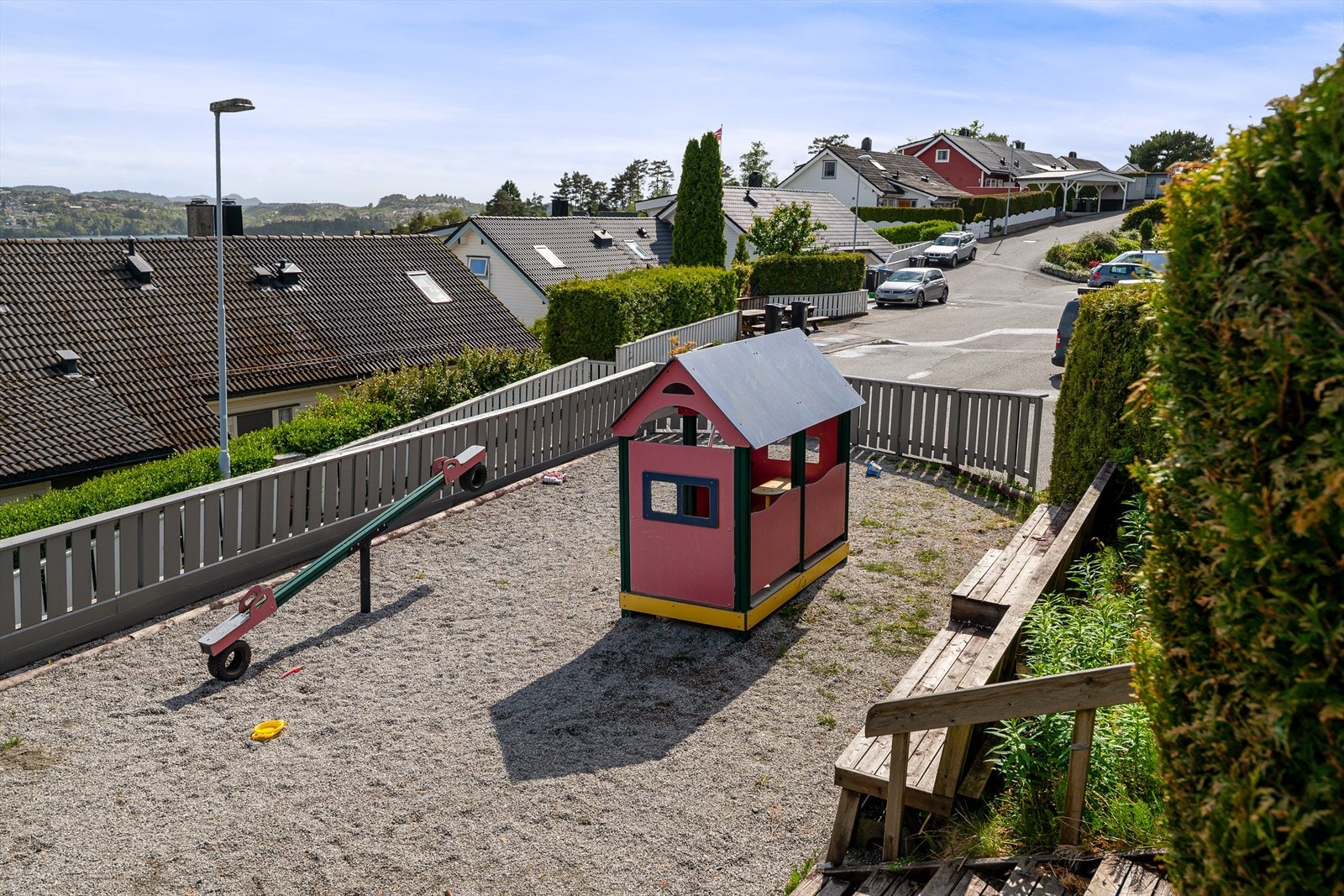 Nabolaget ligger i trygge og fine omgivelser med flere lekeplasser. Galleribilde