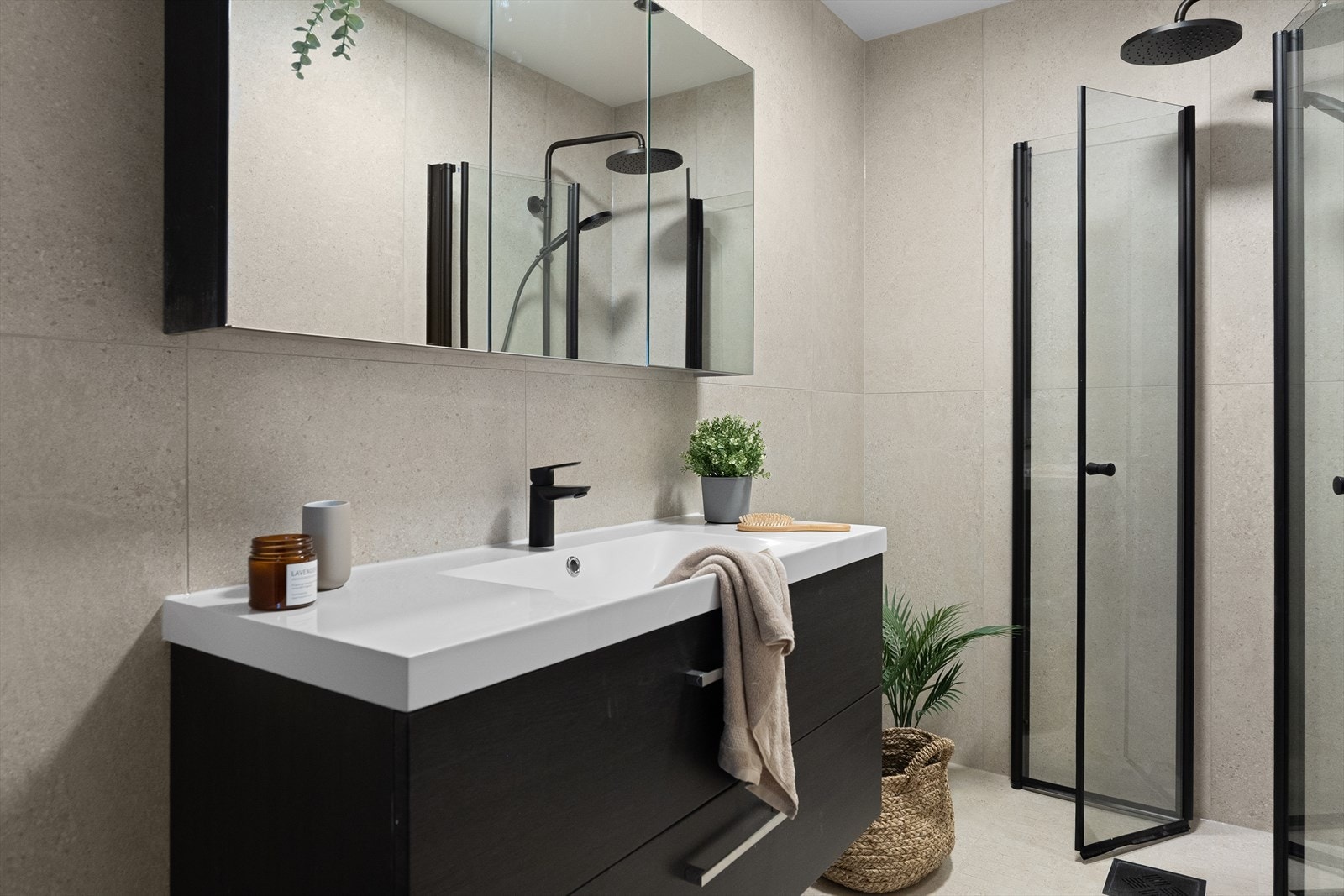 Dusjhjørne med Rainshower og vendbare dører i herdet glass. Galleribilde