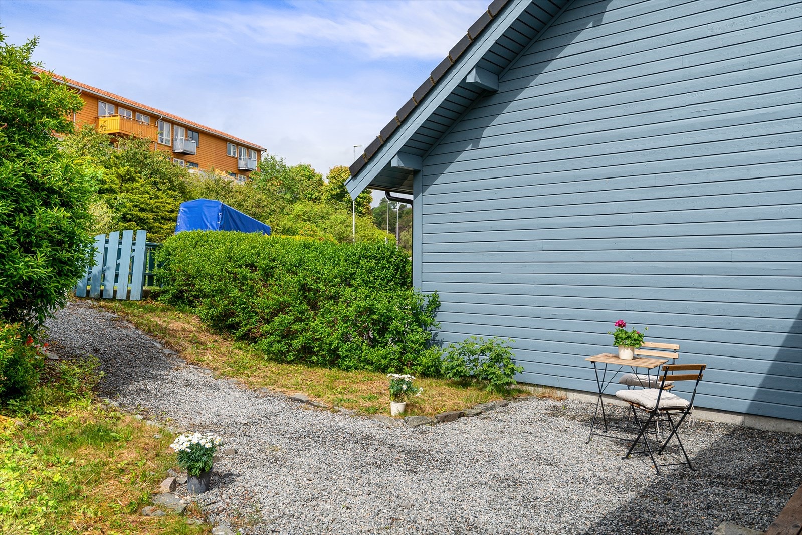 Boligen disponerer hage ved inngangspartiet som er pent opparbeidet med prydbusker, blomster og gjerde. Solen har man til rundt kl. 21:00 midtsommers. Galleribilde