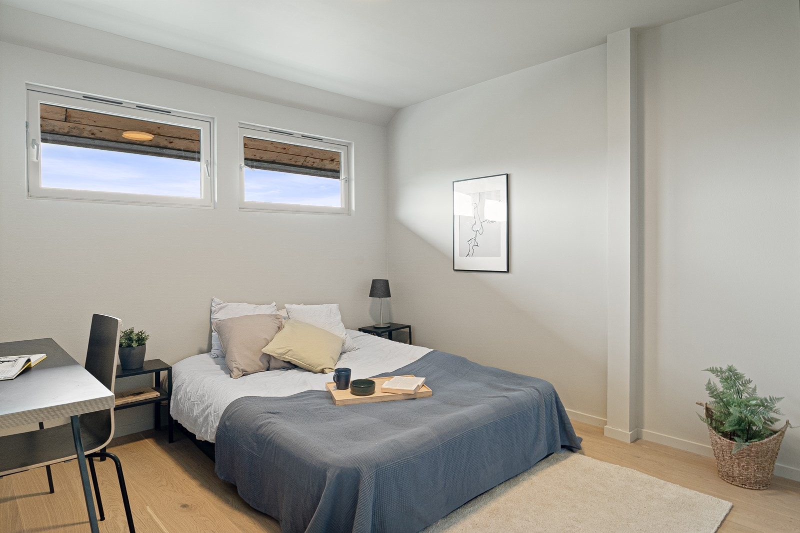 Hovedsoverommet er stort og luftig med god plass til dobbeltseng og nattbord. Galleribilde