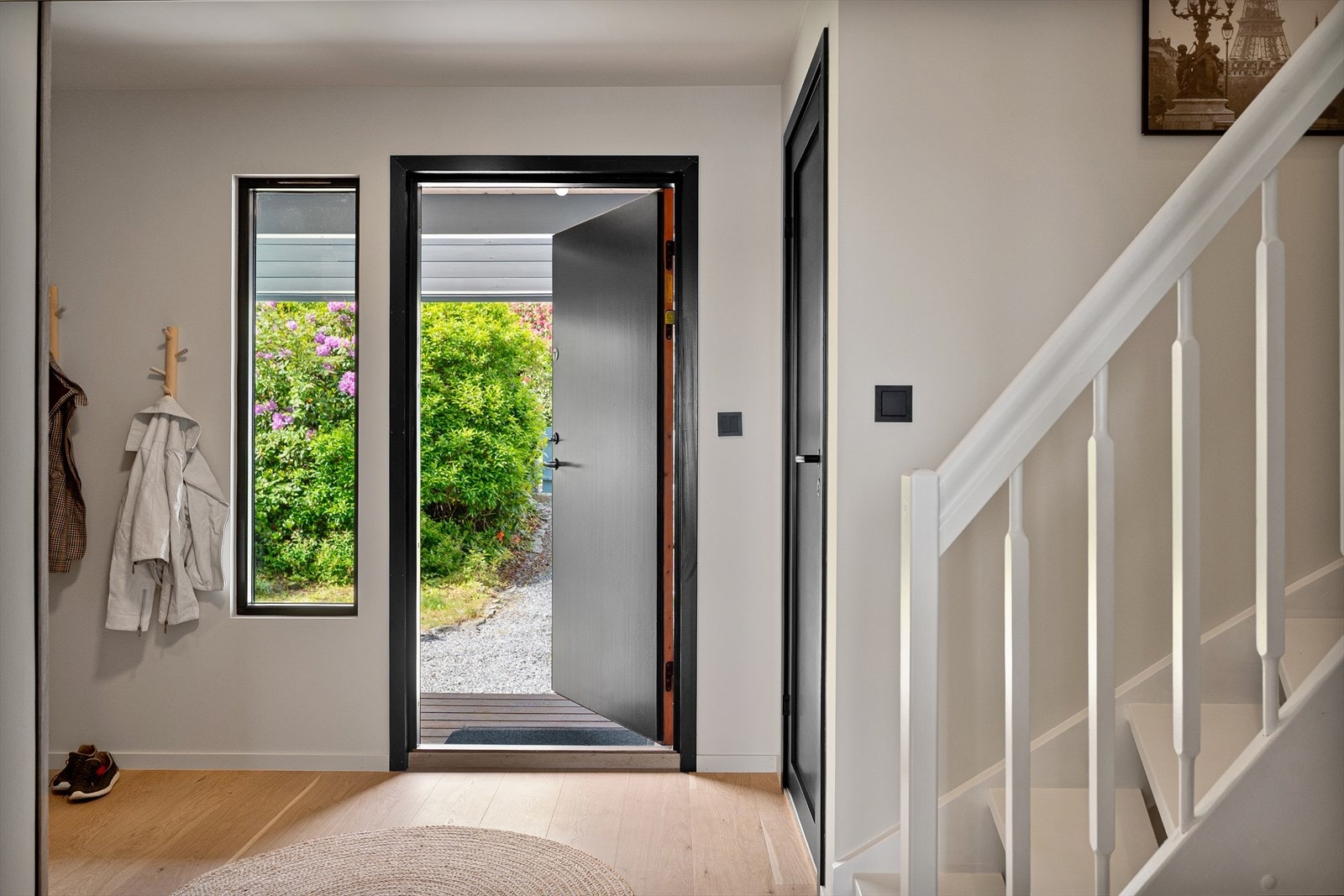 Velkommen inn! Entréen er romslig med god plass til ytterbekledning. Galleribilde