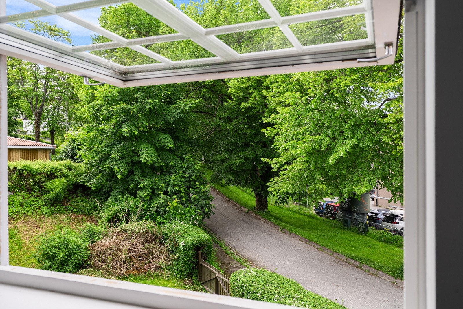 Boligen har ingen innsyn fra naboeiendommene og ligger skjermet til i blindvei. Galleribilde