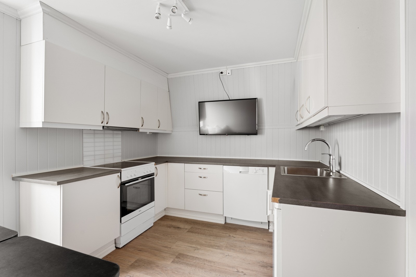 Sjarmerende og svært sentral 4-roms i ærverdig villa på Singsaker. Galleribilde