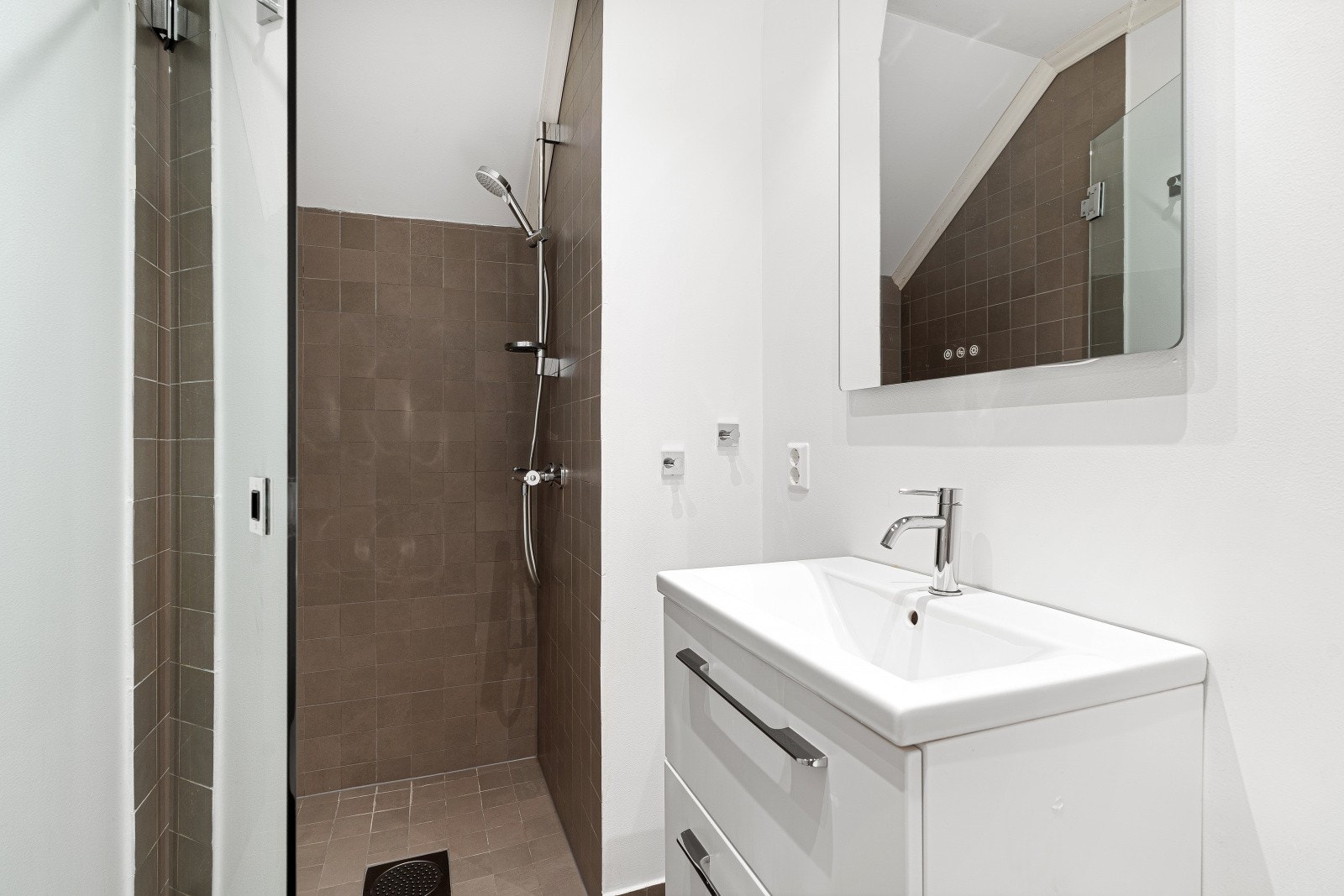 God offentlig kommunikasjon i området med hyppige bussavganger fra bl.a. holdeplassene Jonsvannsveien og Høgskoleringen . Perfekt beliggenhet for en gruppe studenter! Galleribilde