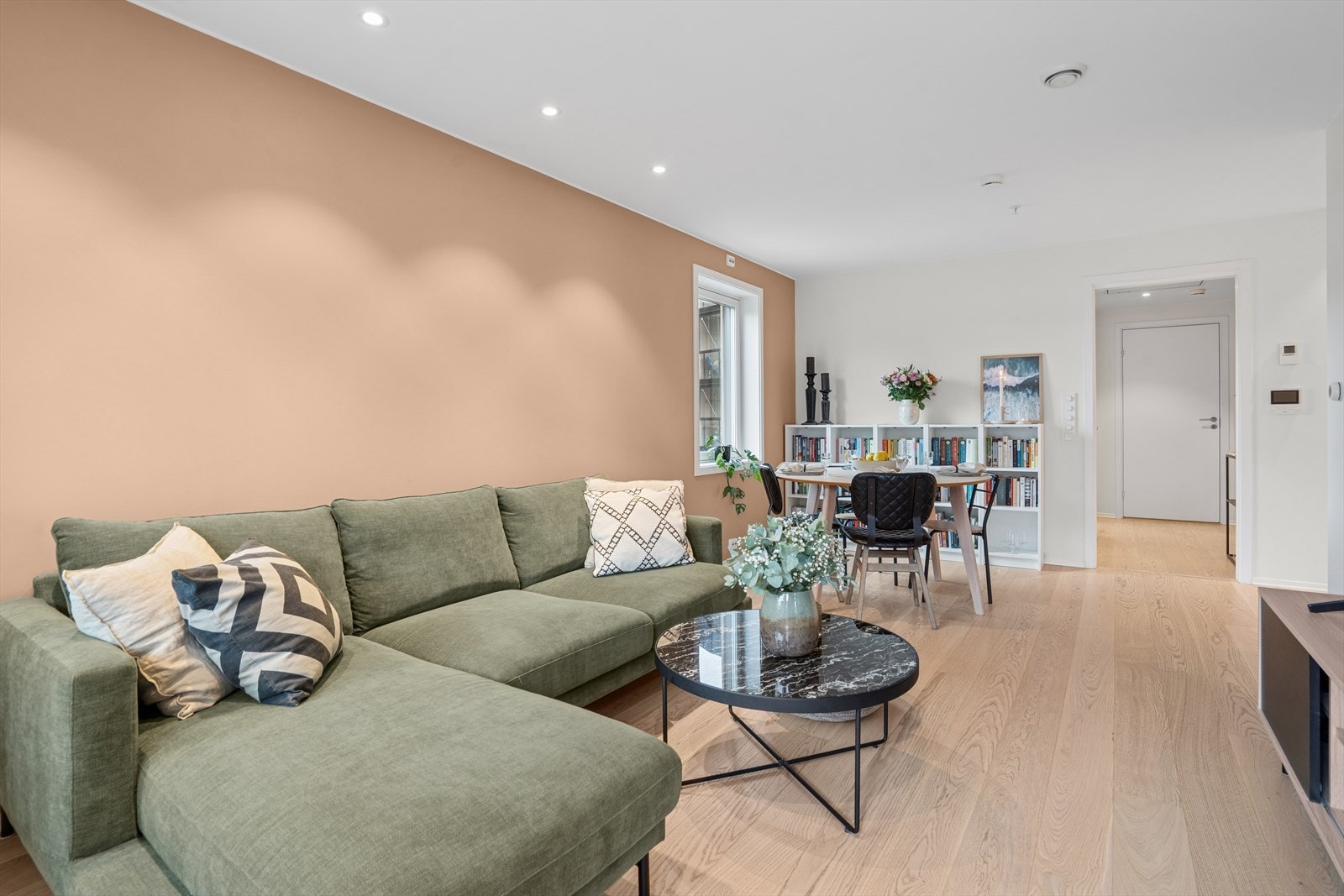 Stue og kjøkken ligger i åpen løsning, men kjøkkenet ligger likevel tilbaketrukket. I stuen har man god plass til å møblere med både sofa- og spisegruppe. Galleribilde