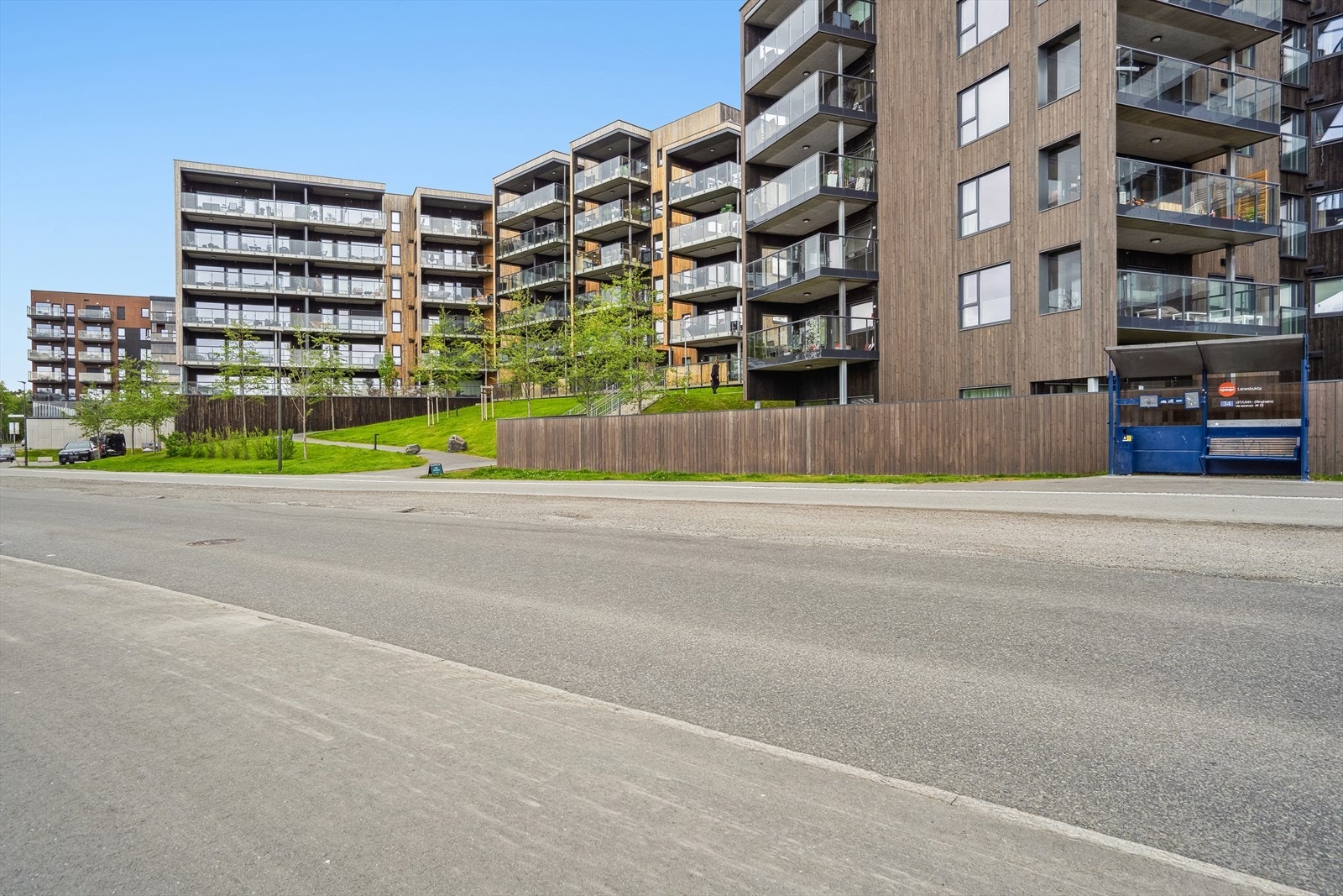 Få minutters gange fra boligen har man bussholdeplass med hyppige avganger. Nærmeste busstopp er Lanesbukta, ca. 3 minutter gange. Galleribilde