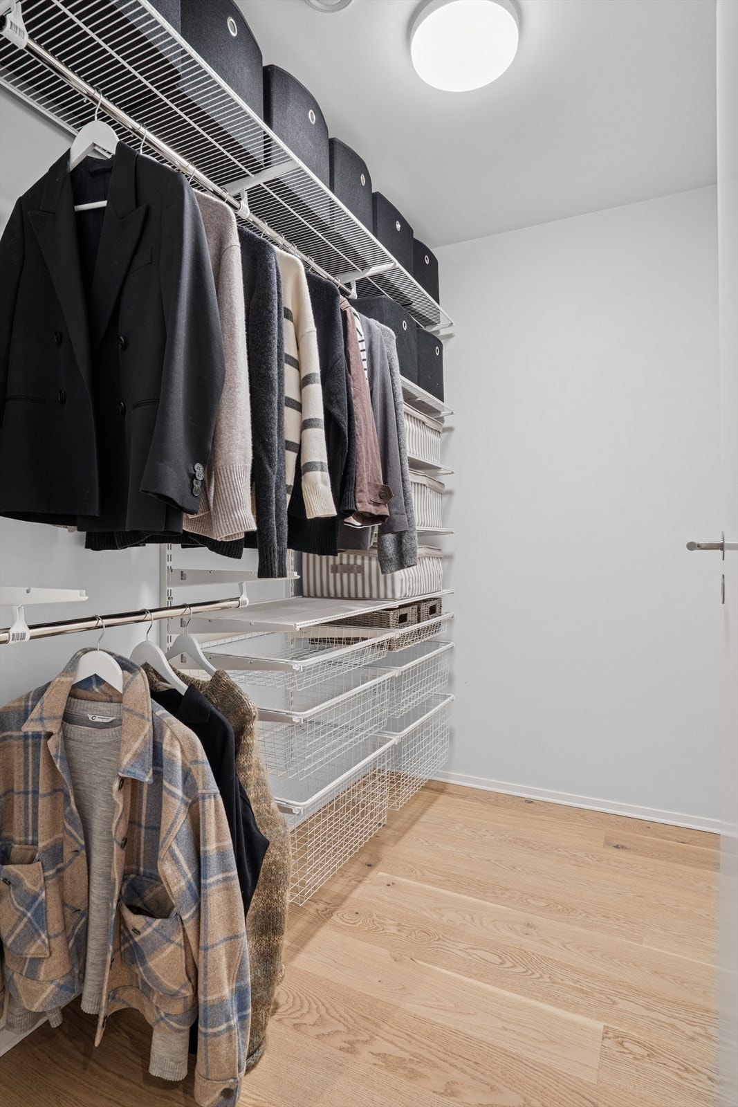 Leiligheten har en romslig bod som i dag er innredet til garderoberom med vegghengt hyllesystem. Her har man godt med lagringsplass. I tillegg disponerer leiligheten en bod i kjelleren. Galleribilde