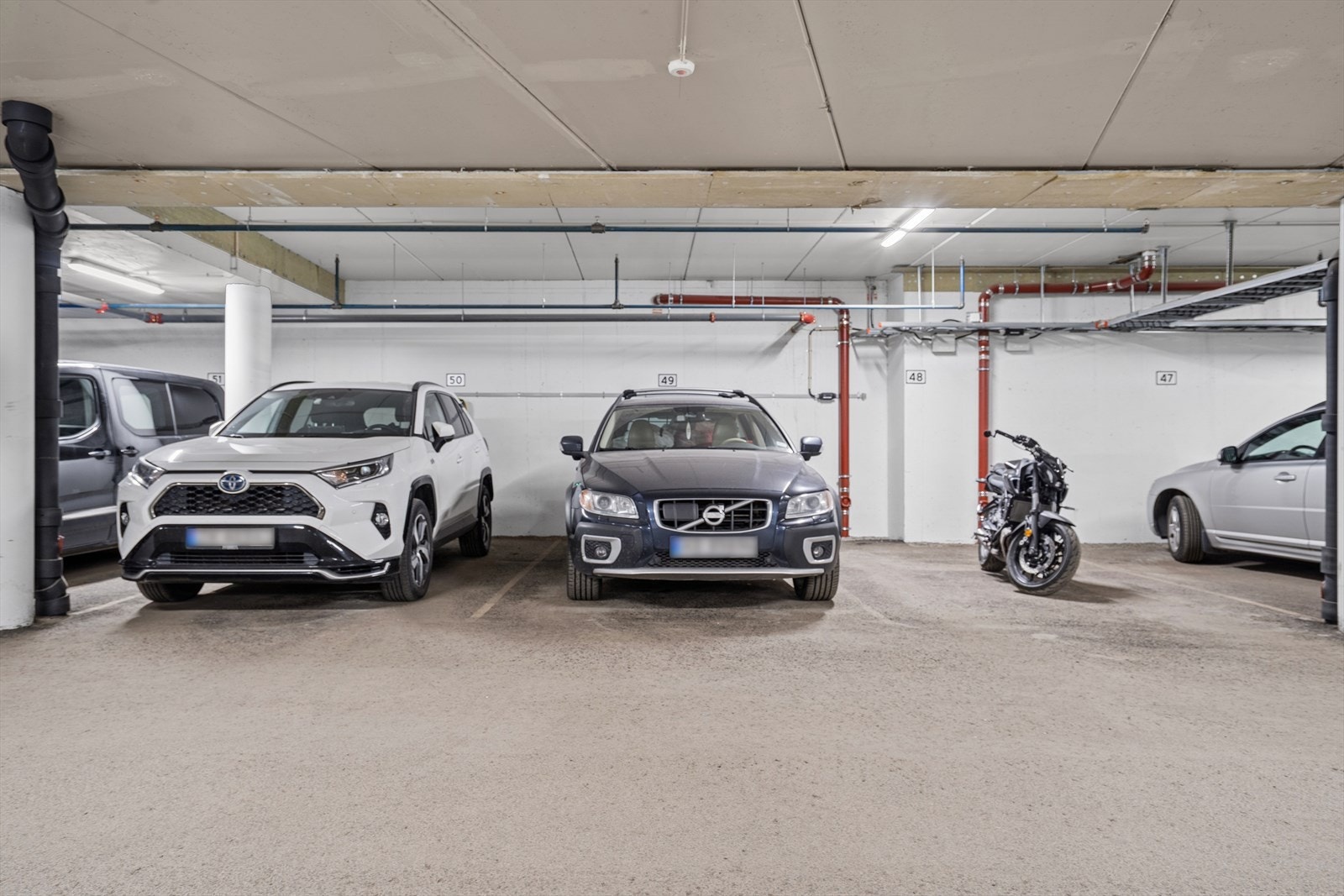 Leiligheten har fast parkeringsplass i lukket garasjeanlegg. Galleribilde