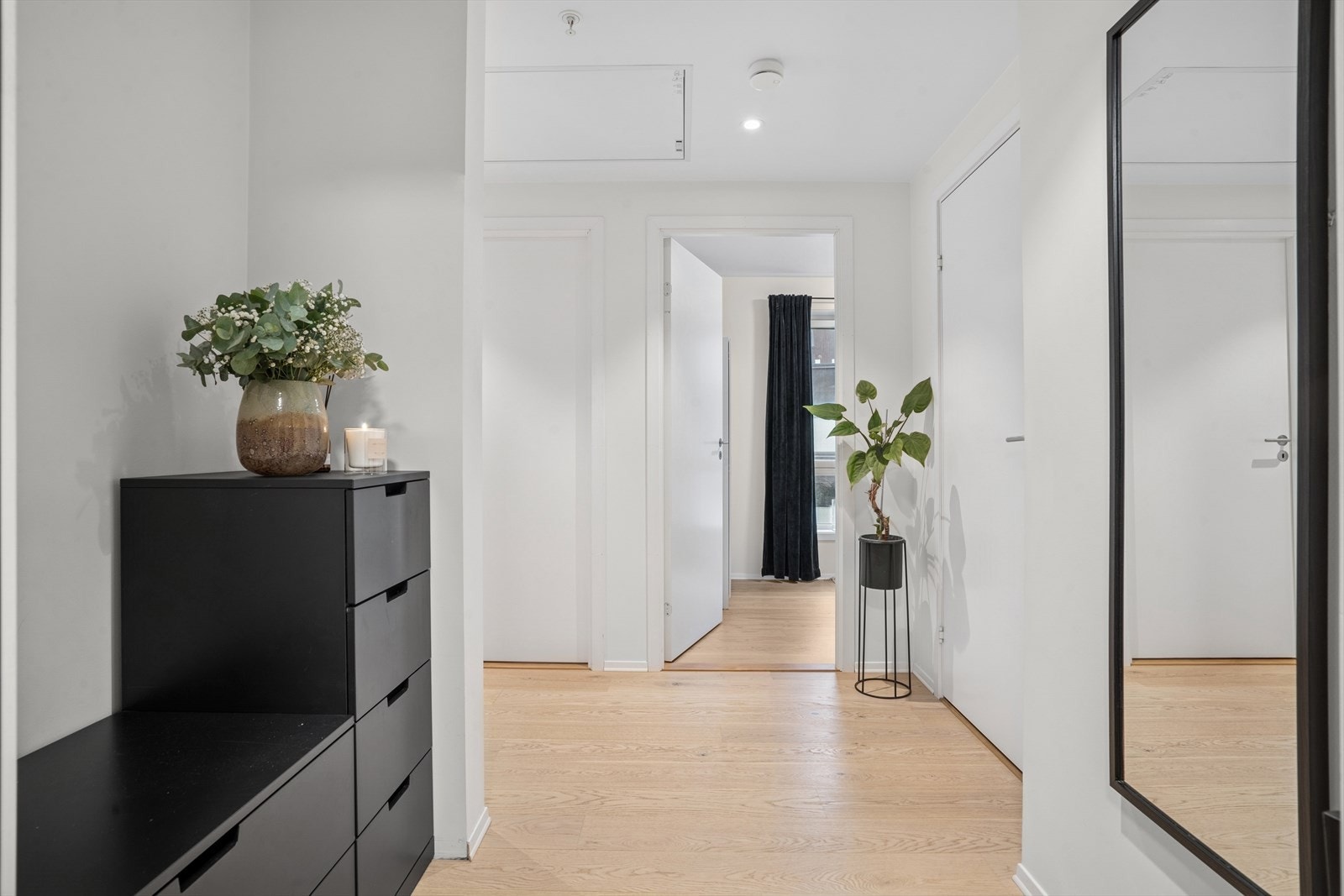 Velkommen inn! Romslig entré hvor man har god plass til å innrede med garderobe og henge fra seg yttertøy og sko. Galleribilde