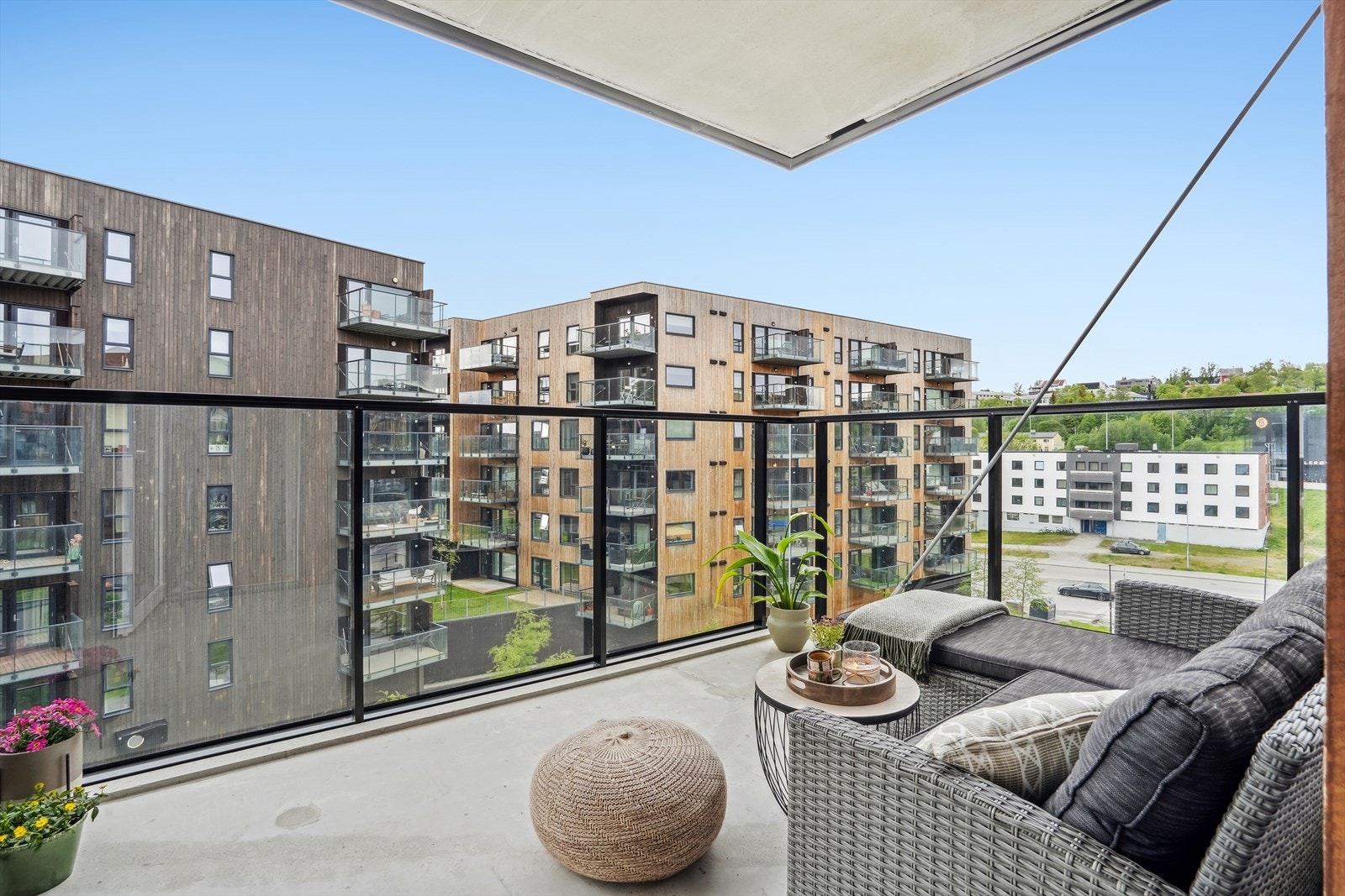 Fra stuen har man utgang til en koselig, overbygget balkong på 9 kvm hvor man kan nyte svært gode solforhold. Galleribilde