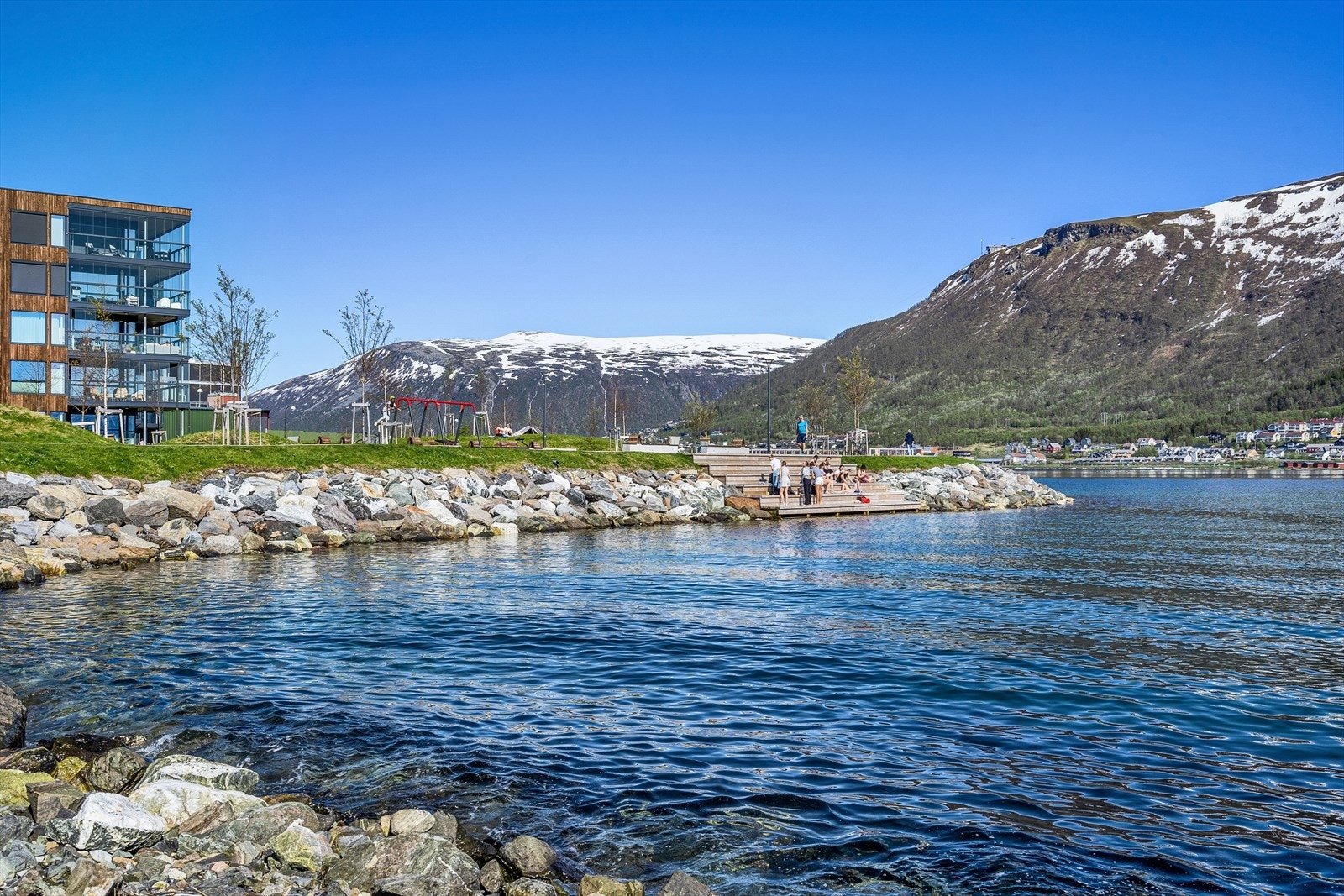 Leiligheten ligger tett på sjøen. Galleribilde