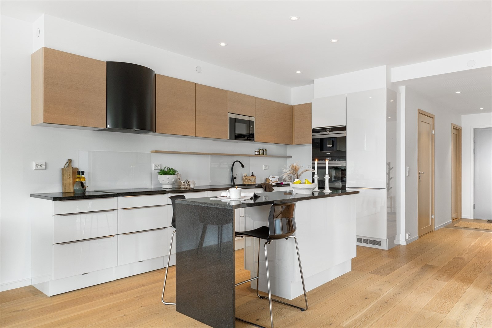 Det er integrert stekovn, oppvaskmaskin, platetopp, kaffemaskin og kjøleskap. Galleribilde