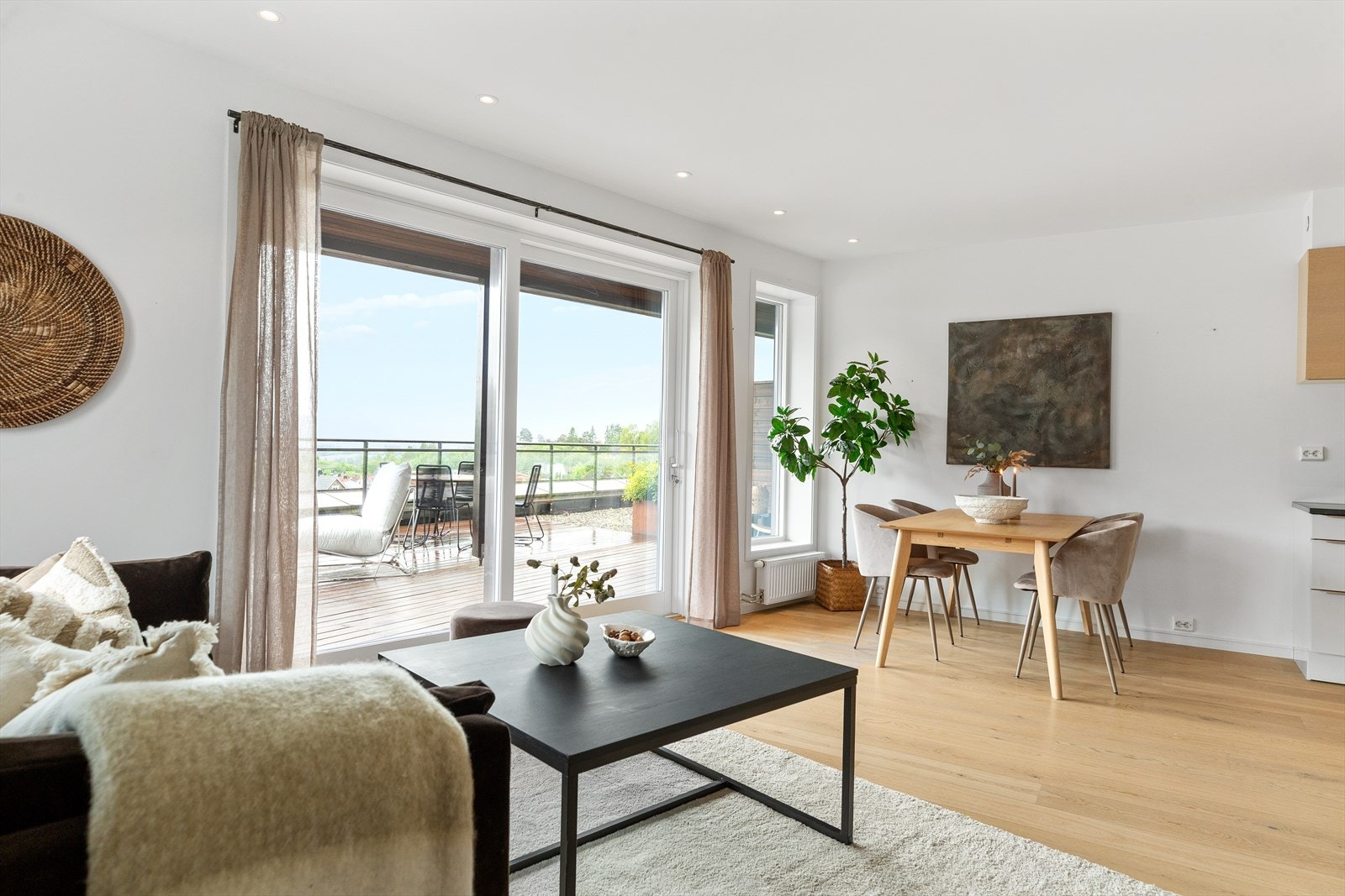 Fra standardleveransen ble leiligheten oppgradert med ca. 880 000 ifølge tidligere eier/salgsoppgave. Galleribilde