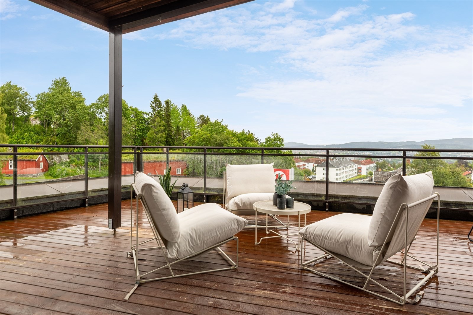 Fra begge soverom og stue er det utgang til en stor og flott terrasse på ca. 72 kvm. Galleribilde