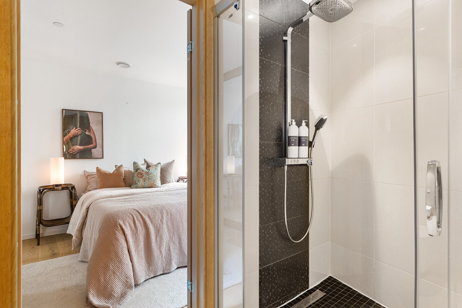 Rett ved hovedsoverom er det et bad på 6 kvm. Galleribilde