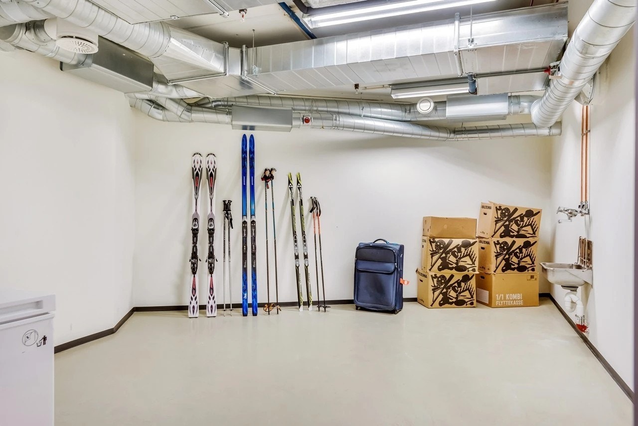 Her trenger du ikke å bekymre deg for bodplass. Leiligheten har en bod på hele 17 kvm med utslagsvask og ventilasjon. Galleribilde