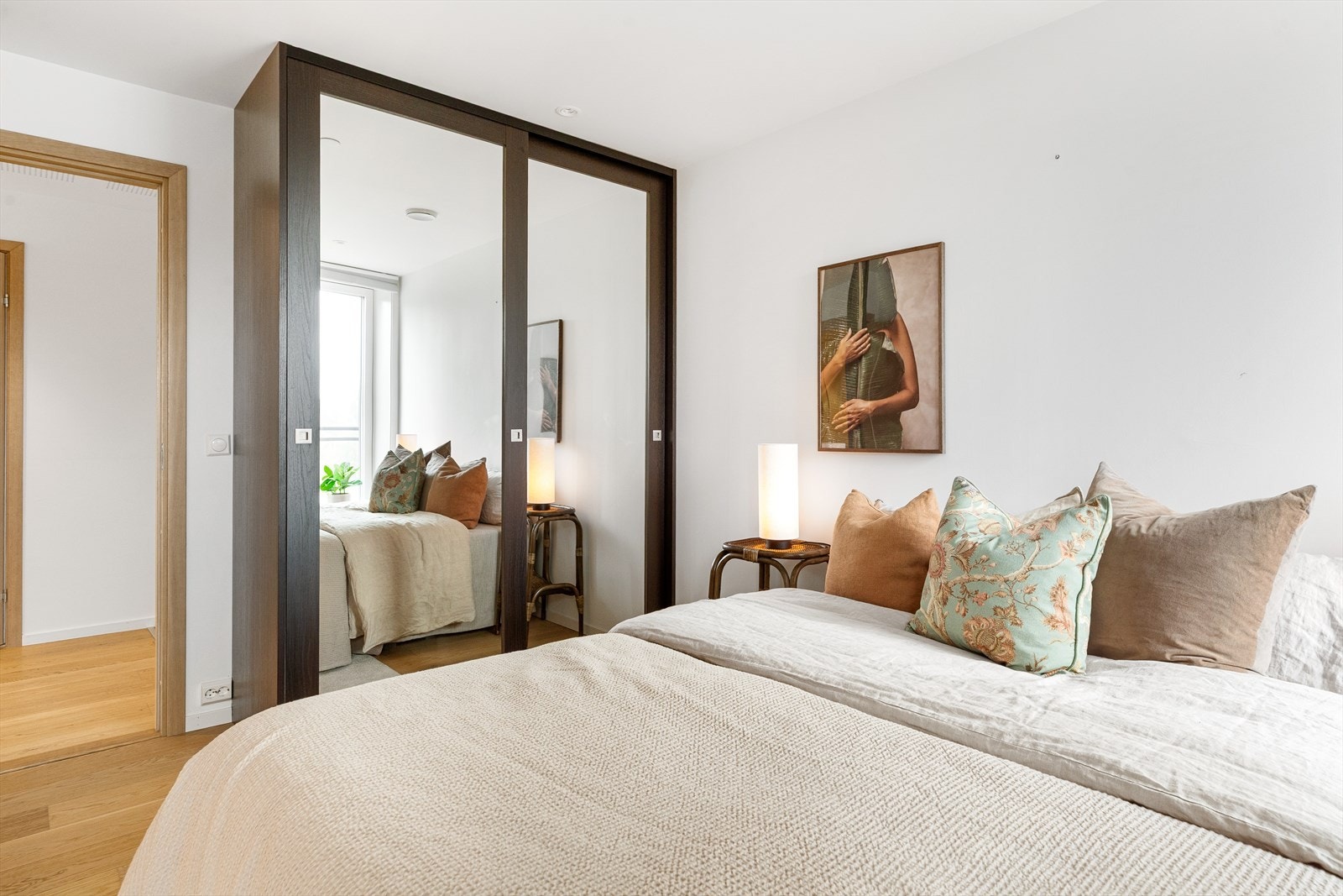 God plass til seng, nattbord og garderobeløsning. Galleribilde