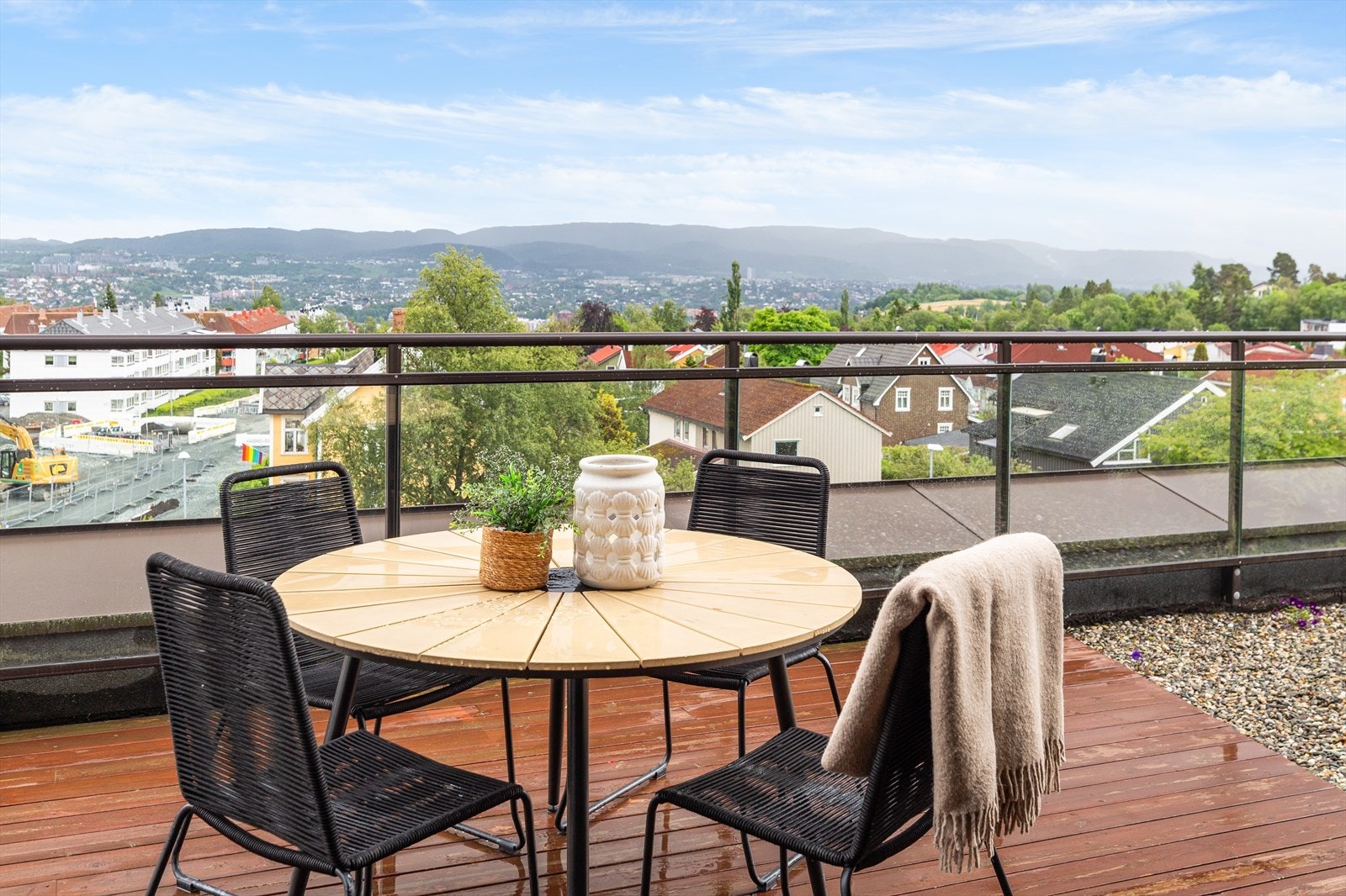 Terrassen er dels overbygget. Gode solforhold og herlig utsikt over byen. Galleribilde