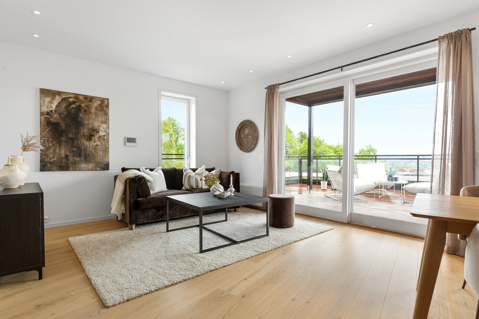 Leiligheten er fint plassert i byggets 2. etasje (I første etasje er det senter med Meny, HEM, vinmonopol og apotek). Galleribilde