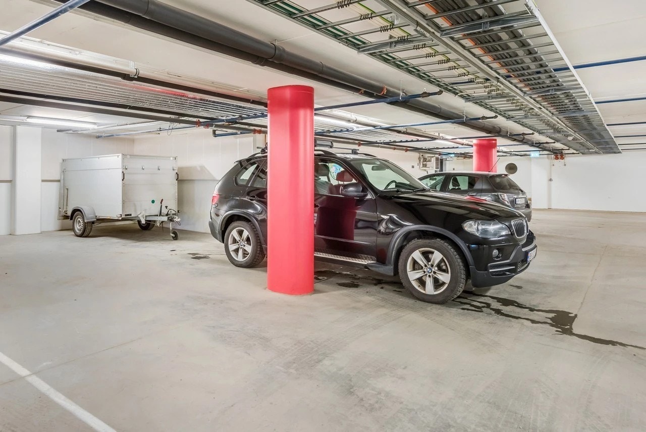 Leiligheten har en parkeringsplass hvor man normalt får plass til to biler etter hverandre. Galleribilde