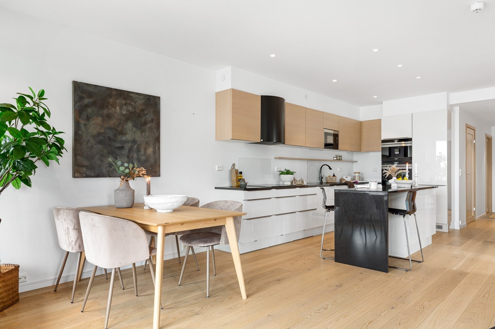 Lekkert kjøkken fra HTH med integrerte hvitevarer og benkeplate i stein. Galleribilde