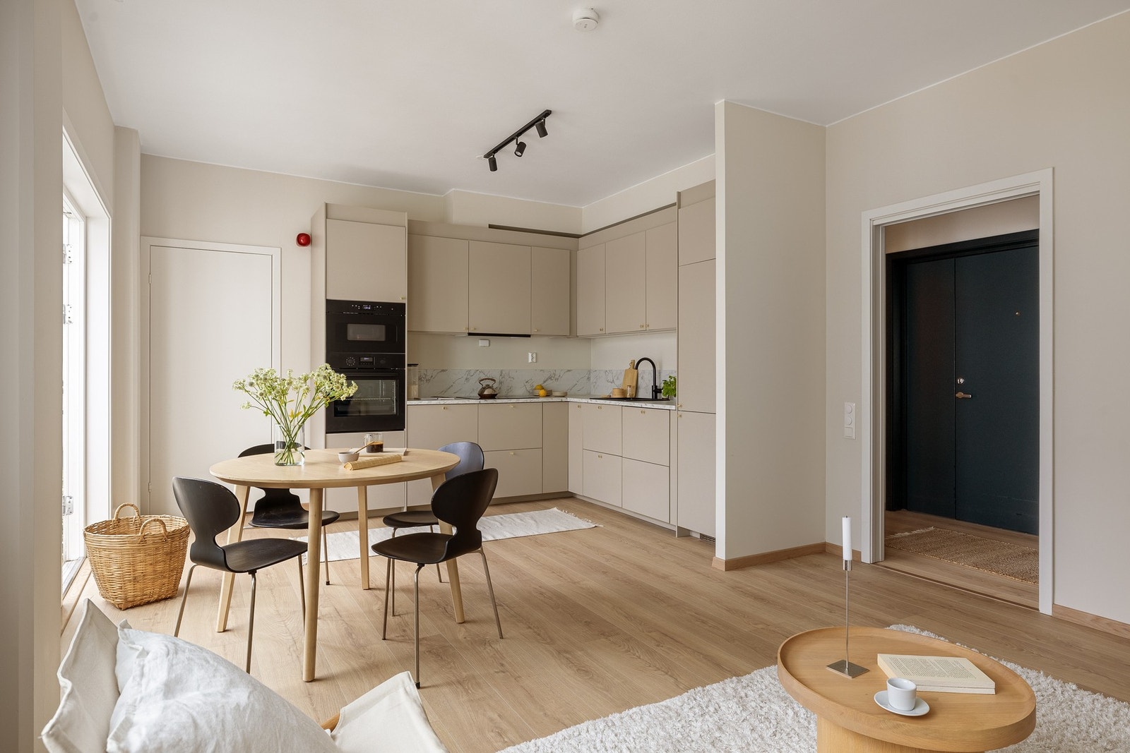 Utformingen av rommet gir god plass til sittegruppe og spisebord. Galleribilde