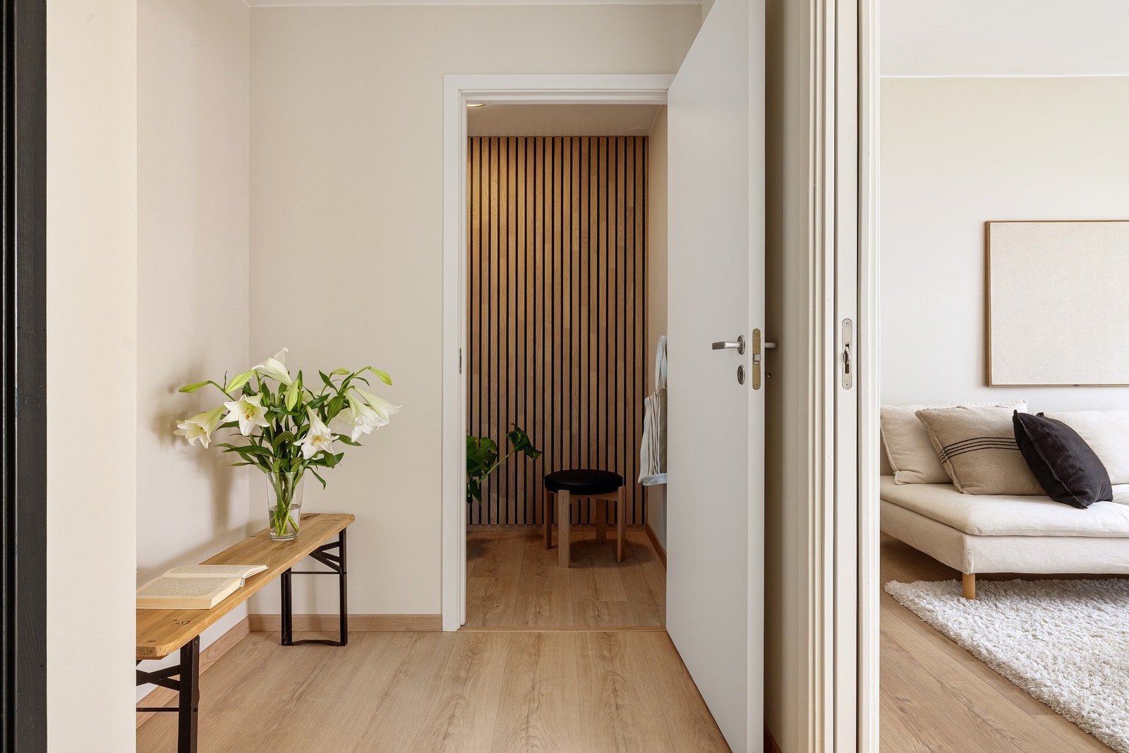 Entreen har tilkomst til en praktisk bod på 2,2 kvm. Galleribilde