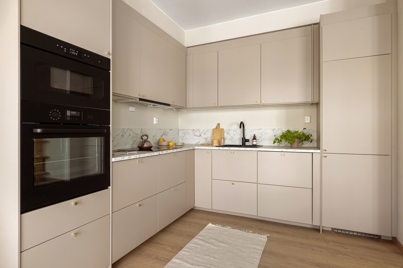 Leiligheten kan skilte med oppgraderte overflater og kjøkken fra 2025. Galleribilde