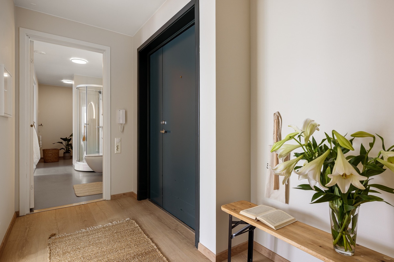 Velkommen inn en praktisk entré på 4,5 kvm. Gjester kan man enkelt åpne for ved å benytte byggets porttelefon. Galleribilde