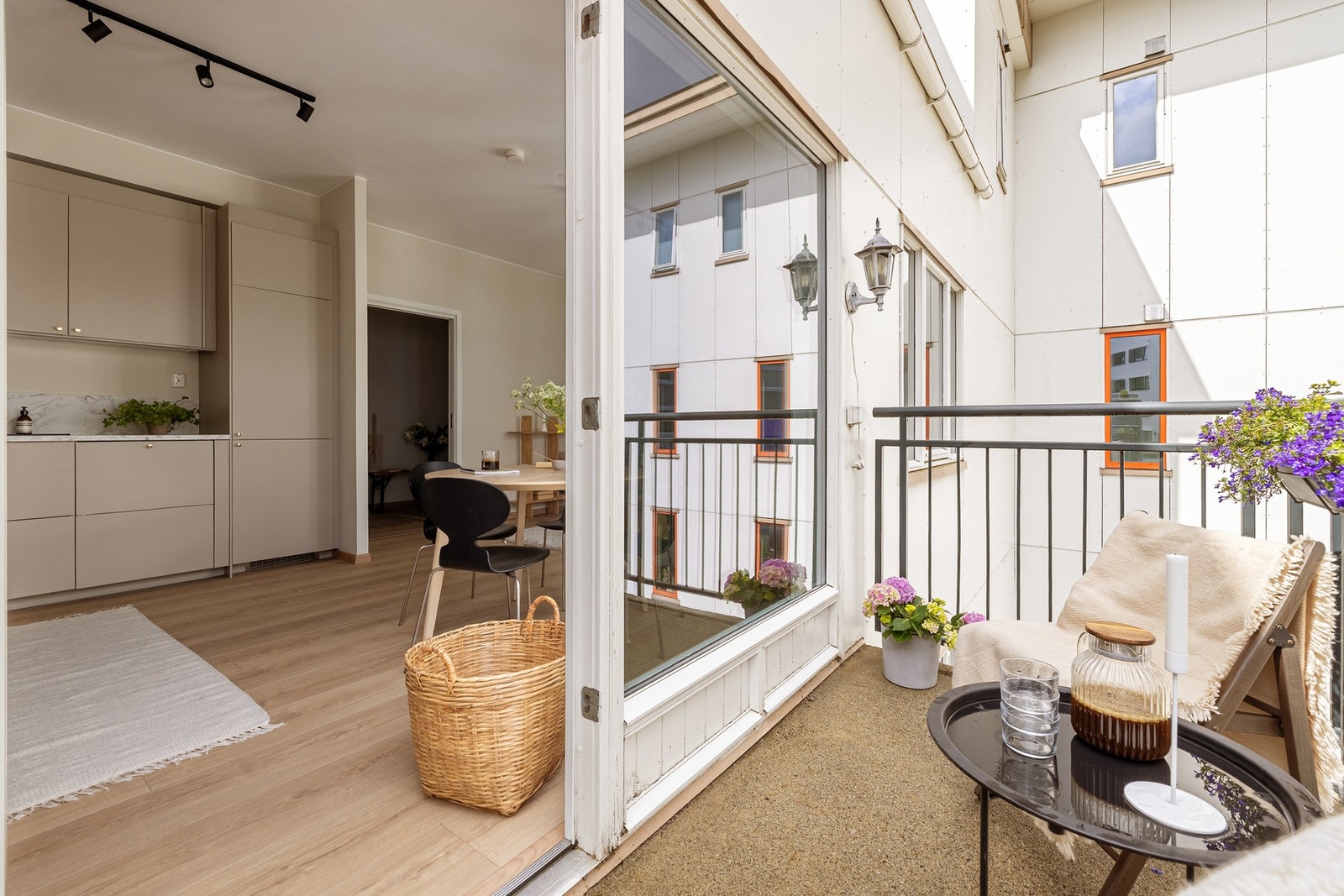 Fra stuen er det utgang til en nydelig balkong på 4,2 kvm. Galleribilde