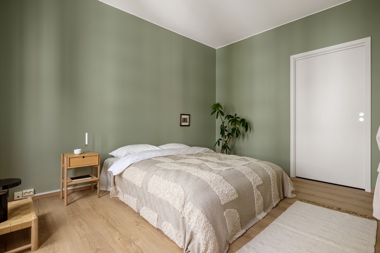 Soverommet er romslig med sine 12 kvm, og gir god plass til dobbeltseng og nattbord. Galleribilde