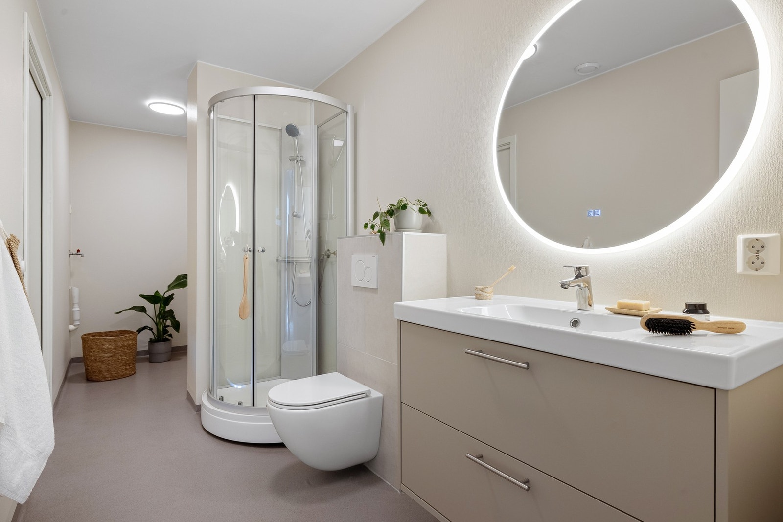 Badet måler 8,2 kvm og har belegg med varmekabler på gulvet. Galleribilde