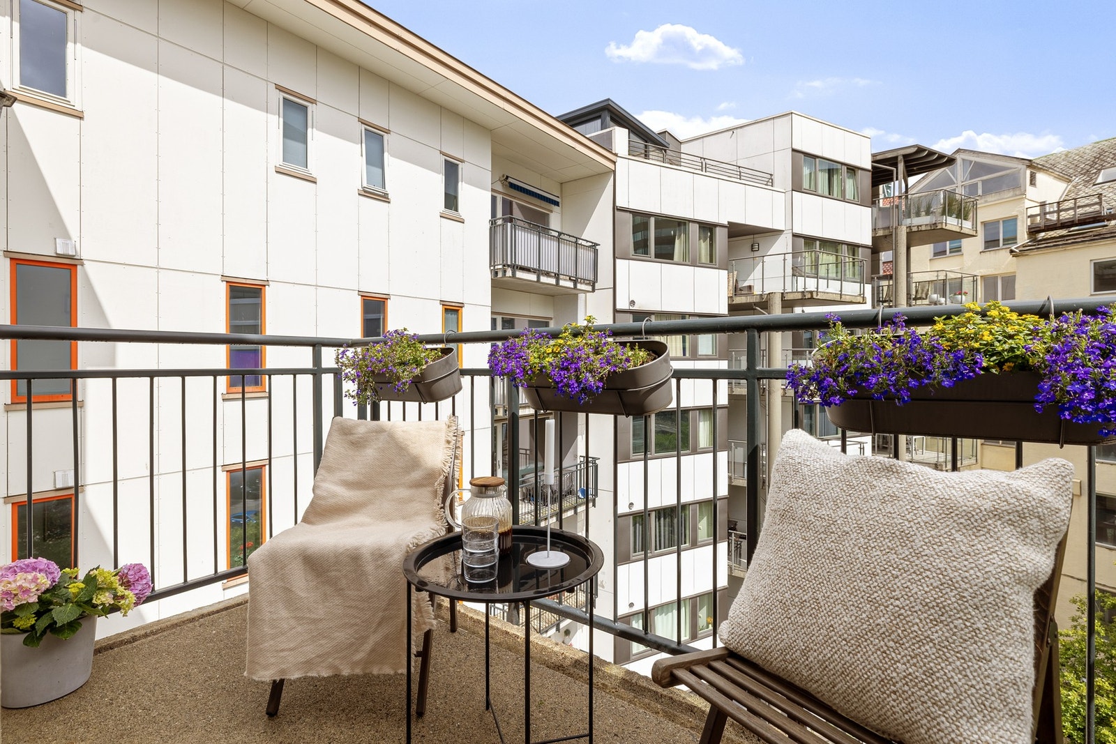 Velkommen til en flott leilighet med en solrik balkong i femte etasje. Galleribilde