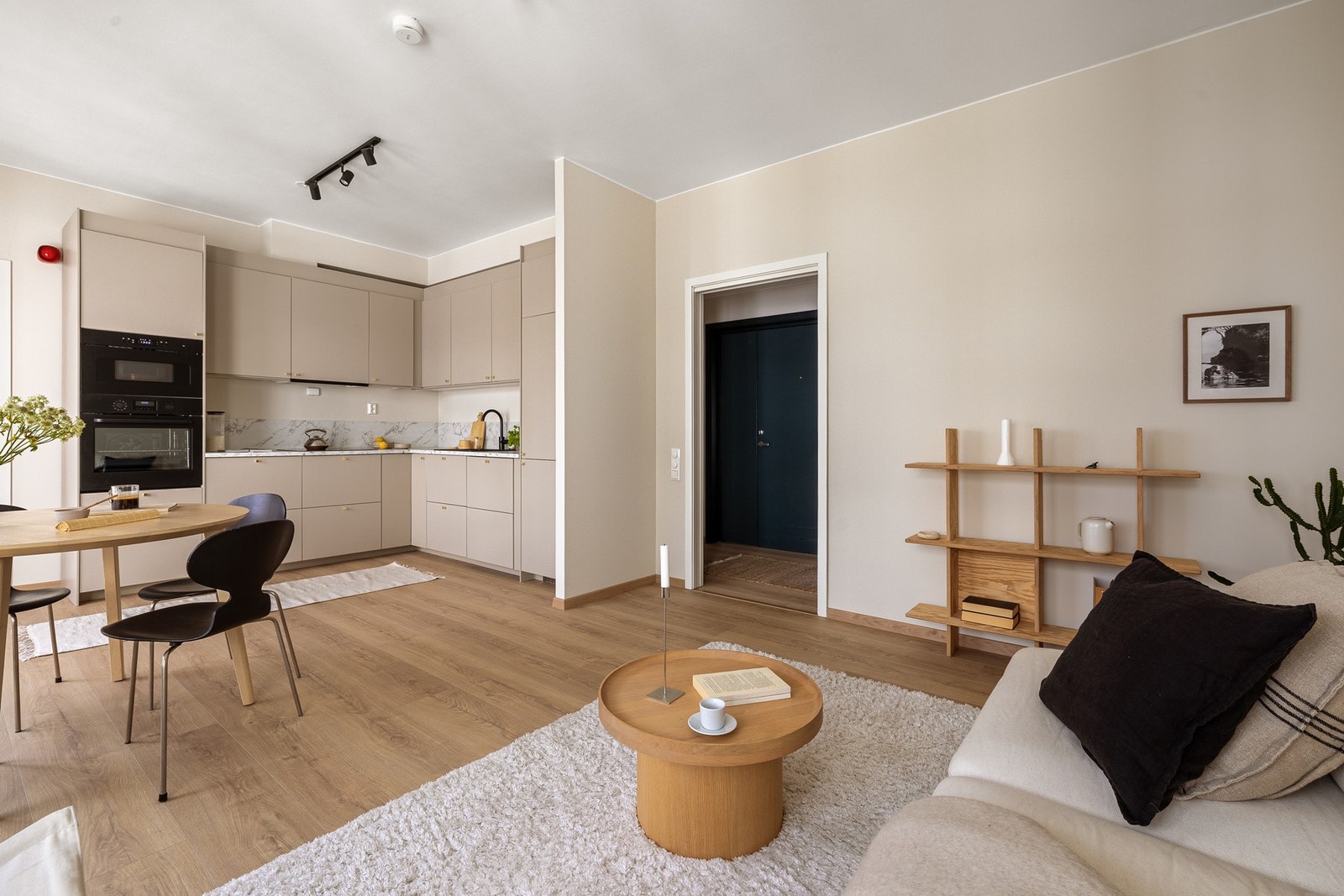 Videre kommer man inn i den flotte åpne stue- og kjøkkenløsningen. Galleribilde