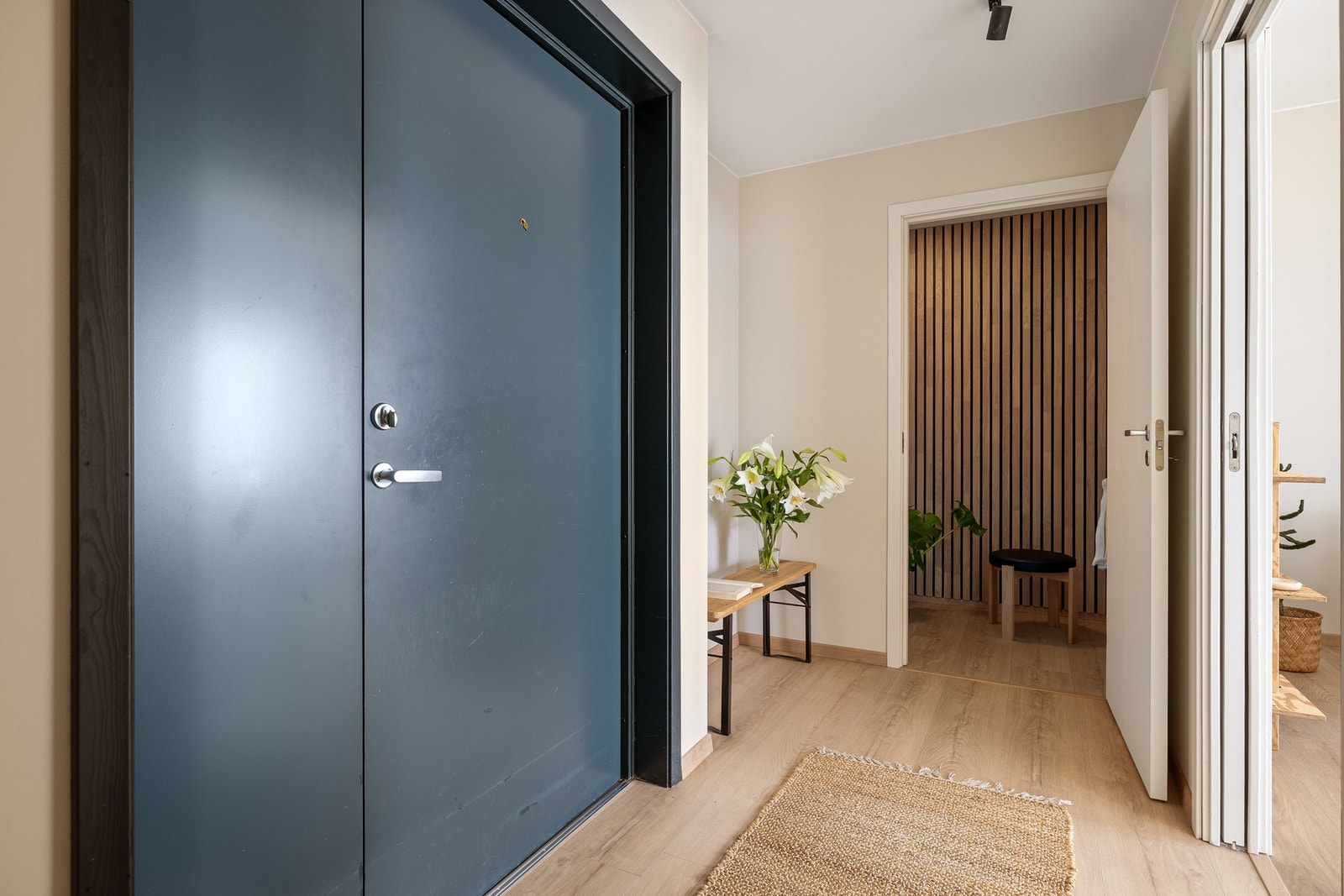 Leiligheten har en flott intern plassering i byggets femte etasje med tilkomst via trappene eller heis. Galleribilde