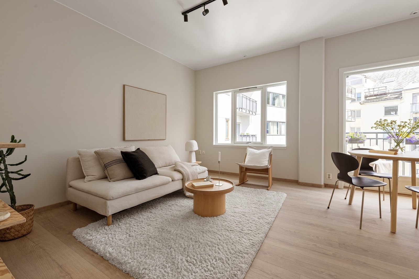 Store vindusflater slipper inn rikelig med naturlig lys og er med på å skape en fantastisk romfølelse. Galleribilde