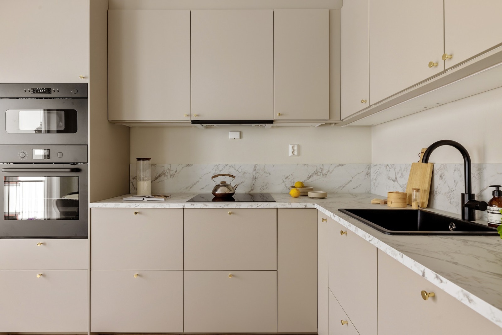 Av integrerte hvitevarer er det platetopp, stekeovn, micro, kjøleskap med frysdel og oppvaskmaskin, der alt er nytt og ubrukt. Galleribilde