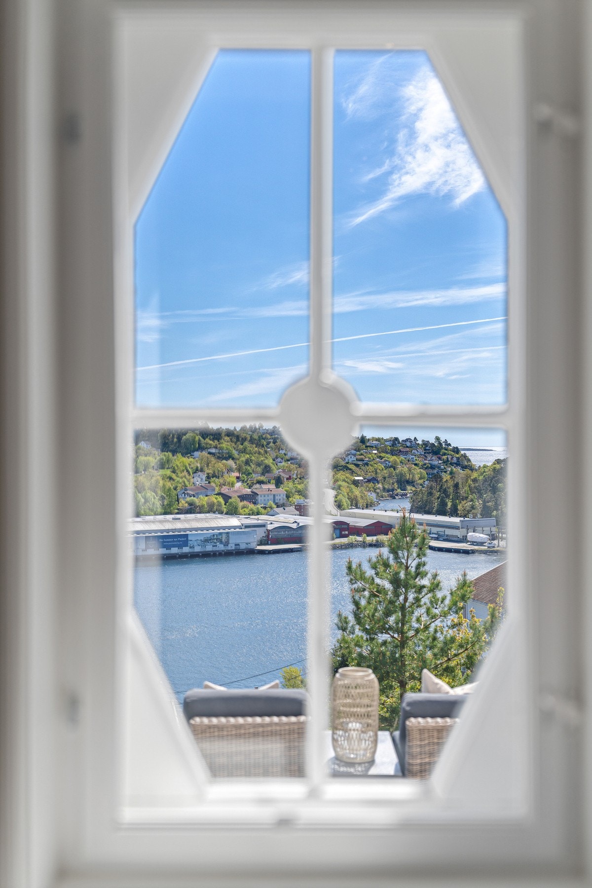 Vakre vinduer rammer stilfullt inn den nydelig utsikten. Galleribilde