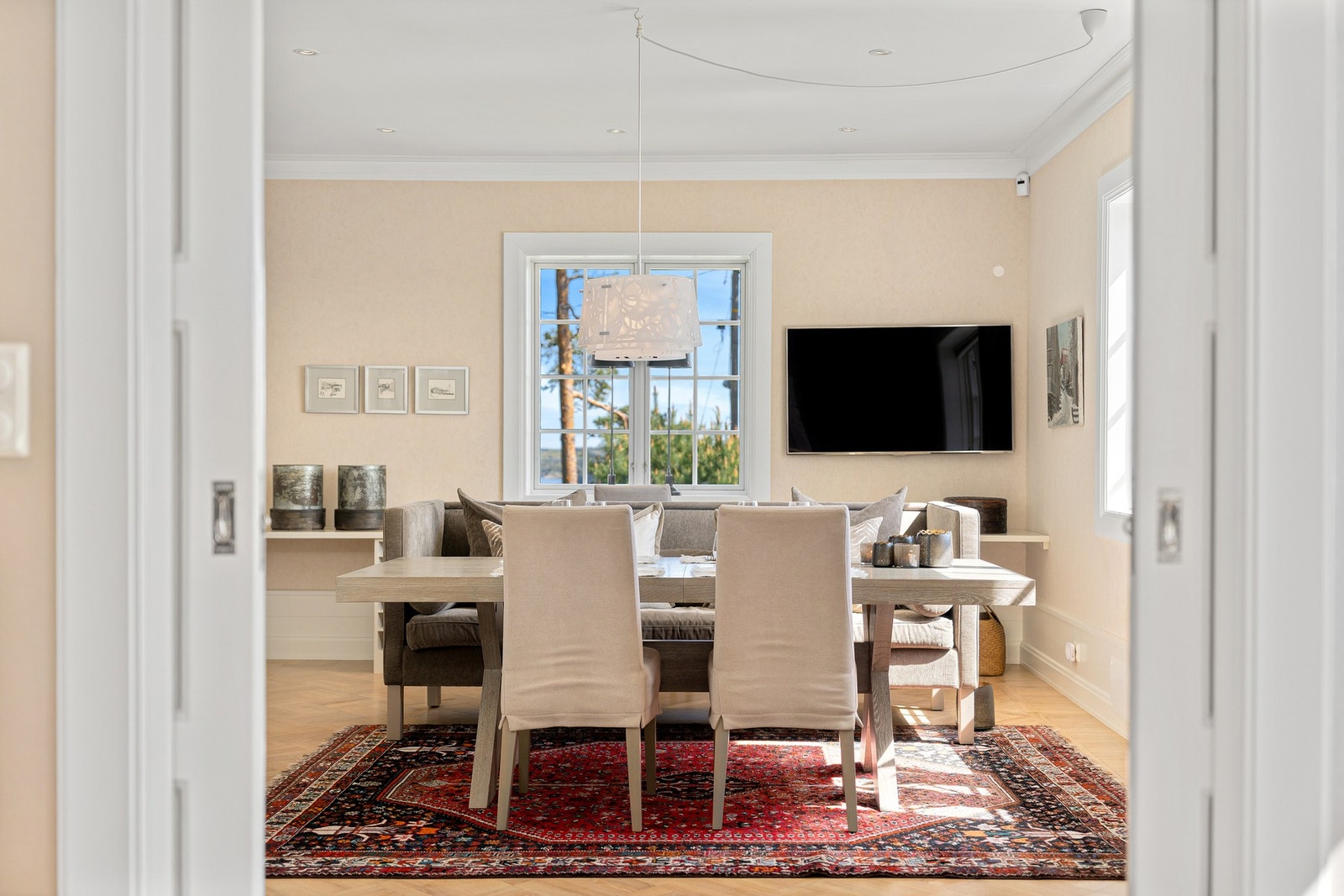Fra spisestuen er det tofløyede skyvedører inn til frokostsalongen, med plassbygd skrivebord under det ene vinduet. Galleribilde
