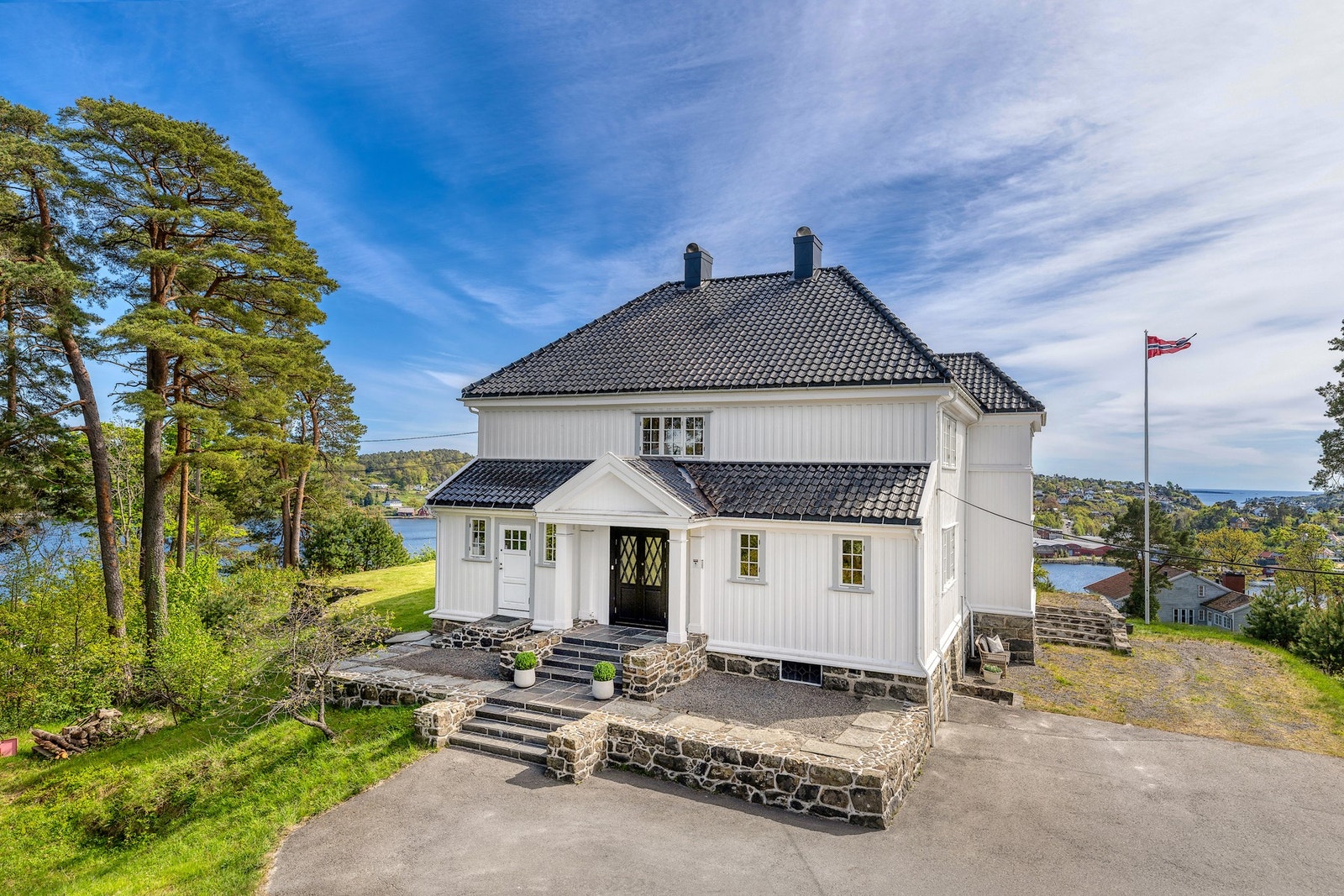 Solrikt plassert på en høyde med tomt på hele 11 mål. Galleribilde