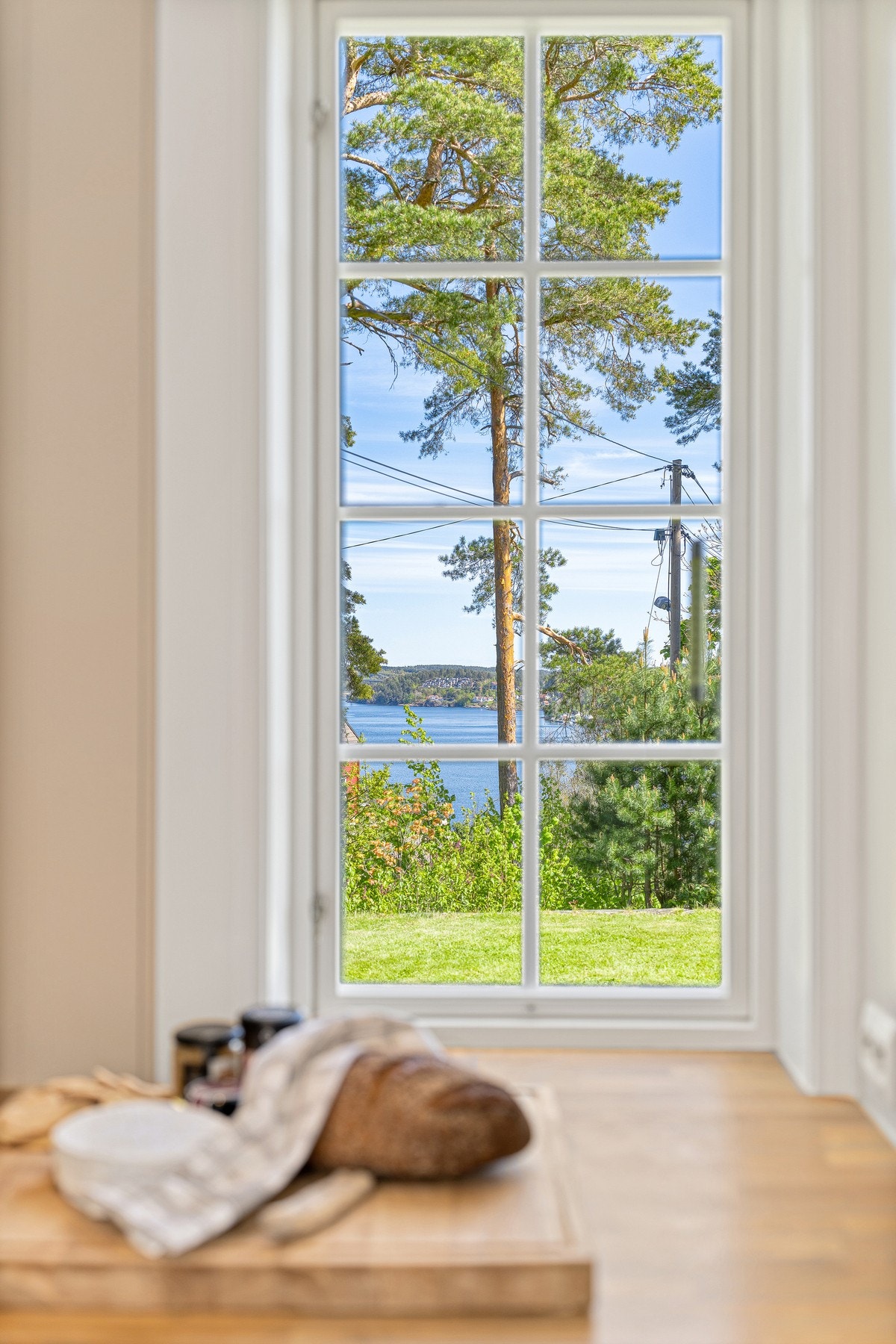 Idyllen trekkes godt inn i rommene via fine sprossevinduer. Galleribilde